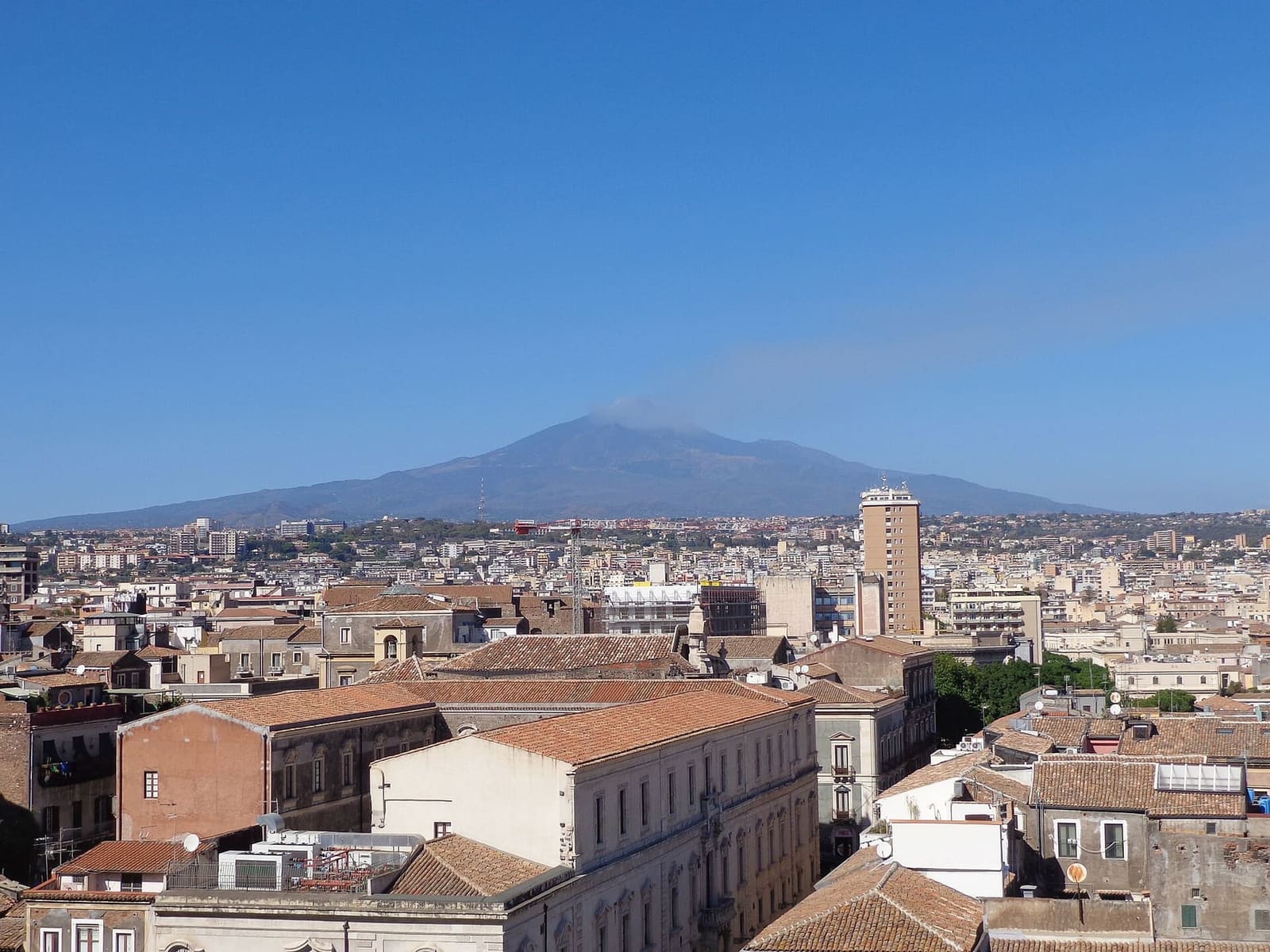 l'Etna sopra i tetti di Catania, visto dalla cupola di San Giuliano in via Crociferi