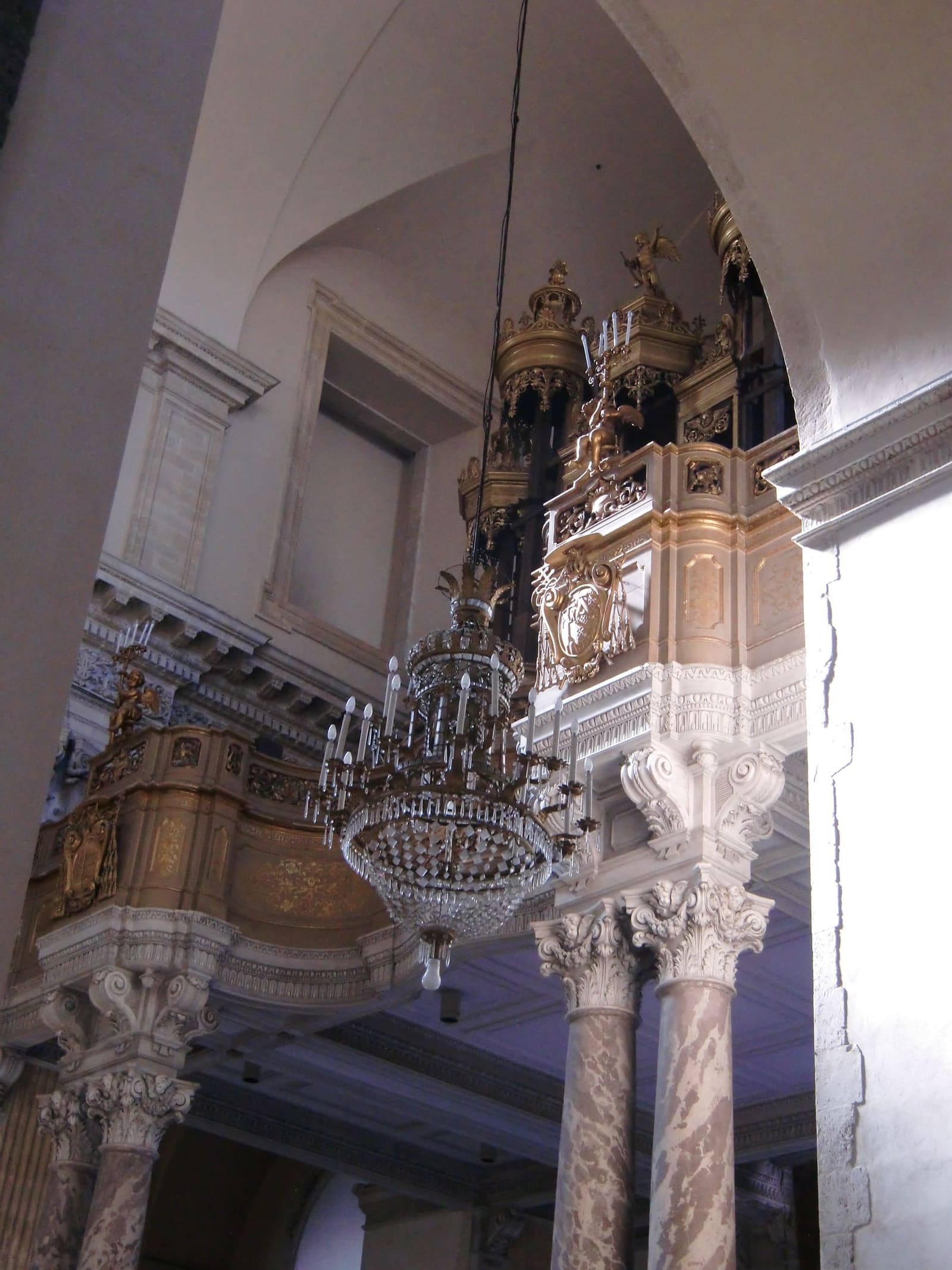 l'organo dorato e un lampadario della cattedrale, sopra le colonne