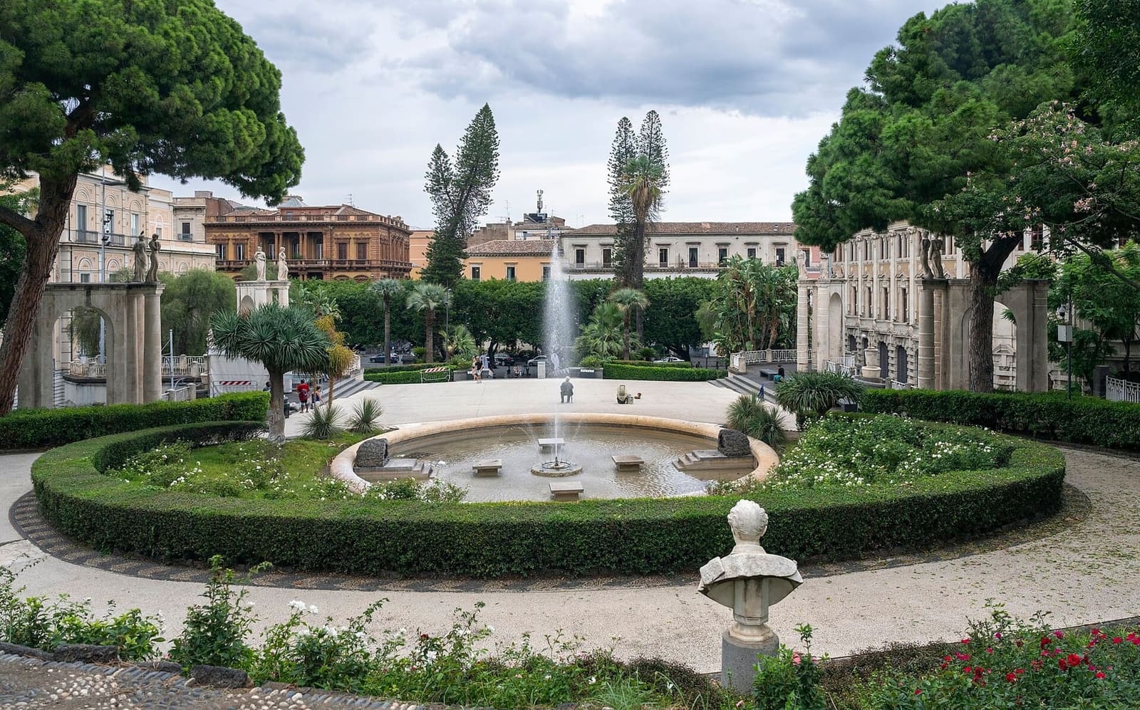 la vasca con lo zampillo del Giardino Bellini, verso l'ingresso di via Etnea