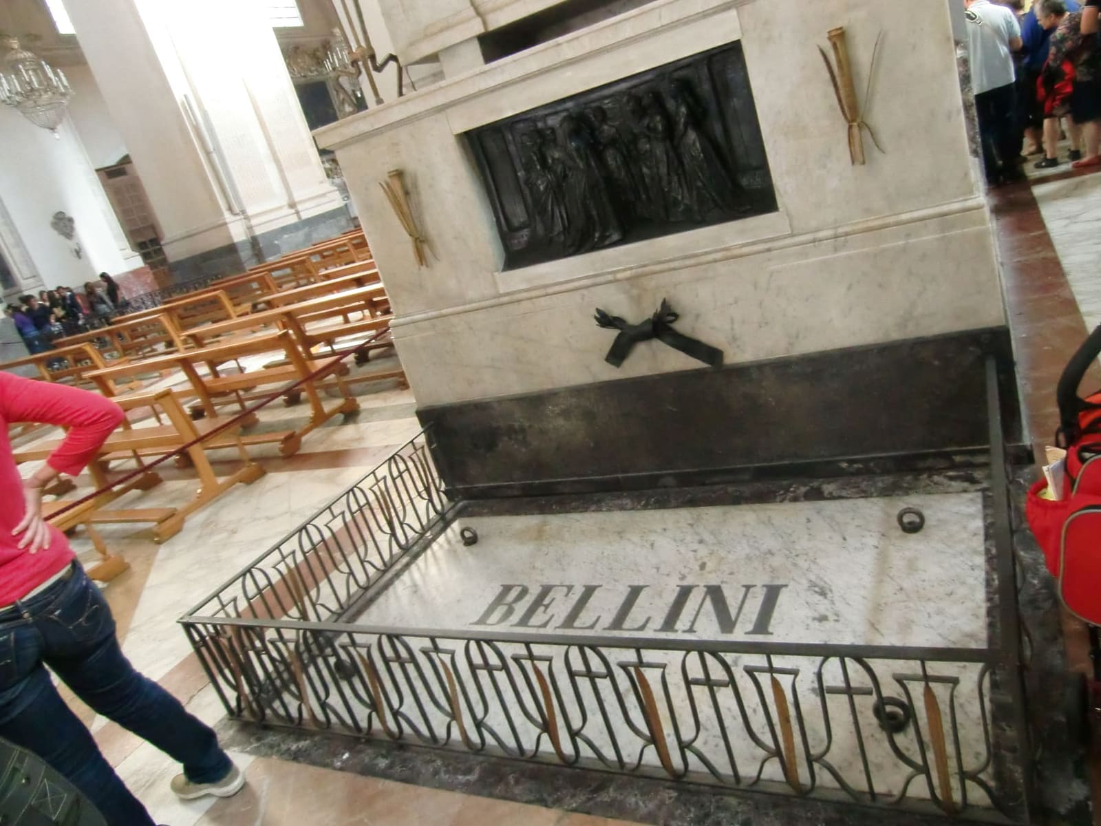 il sepolcro di Bellini con il nome inciso alla base, dentro la cattedrale