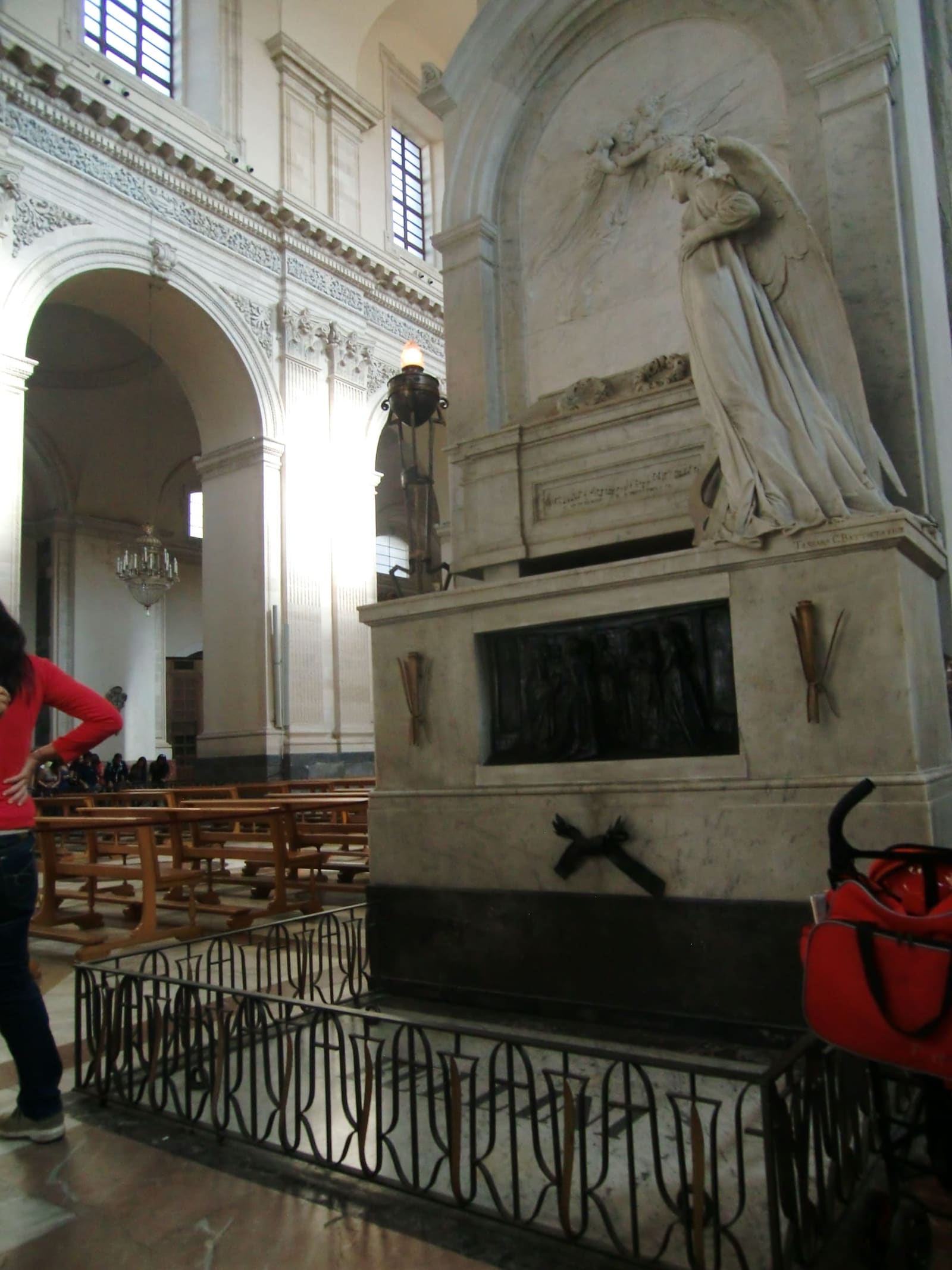 il monumento funebre di Vincenzo Bellini, addossato a un pilastro della cattedrale