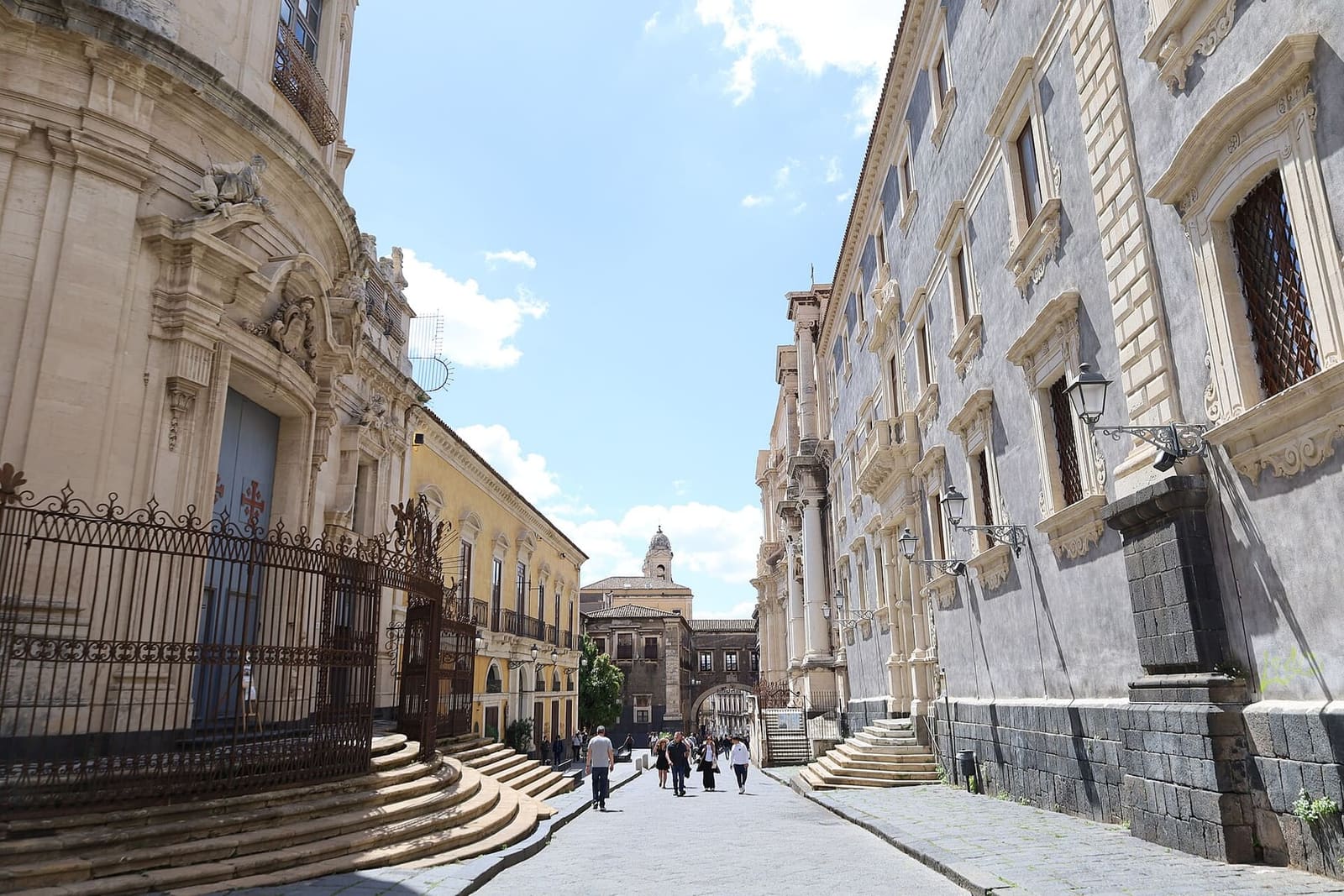 via dei Crociferi, la strada delle chiese, con le scalinate e le cancellate davanti alle facciate