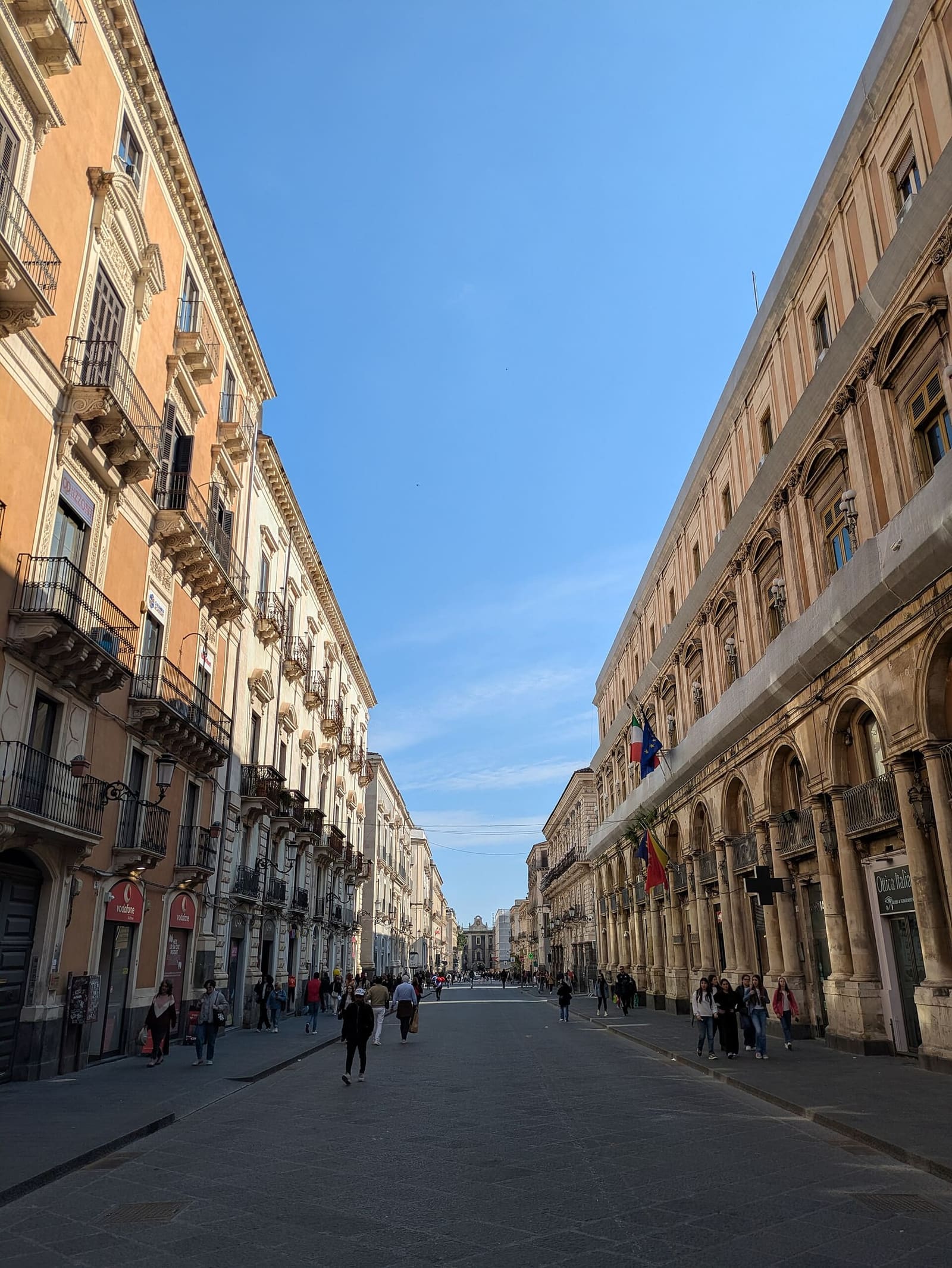 via Etnea pedonale, diritta fra i palazzi della ricostruzione