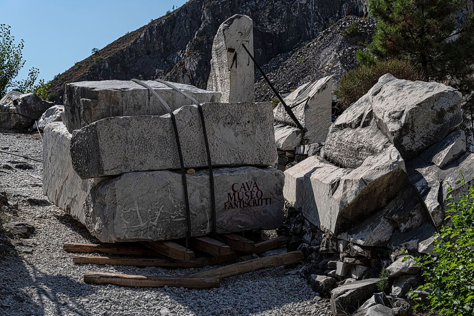 i blocchi legati sulla lizza, la slitta di legno con cui si calavano a valle, alla Cava Museo di Fantiscritti