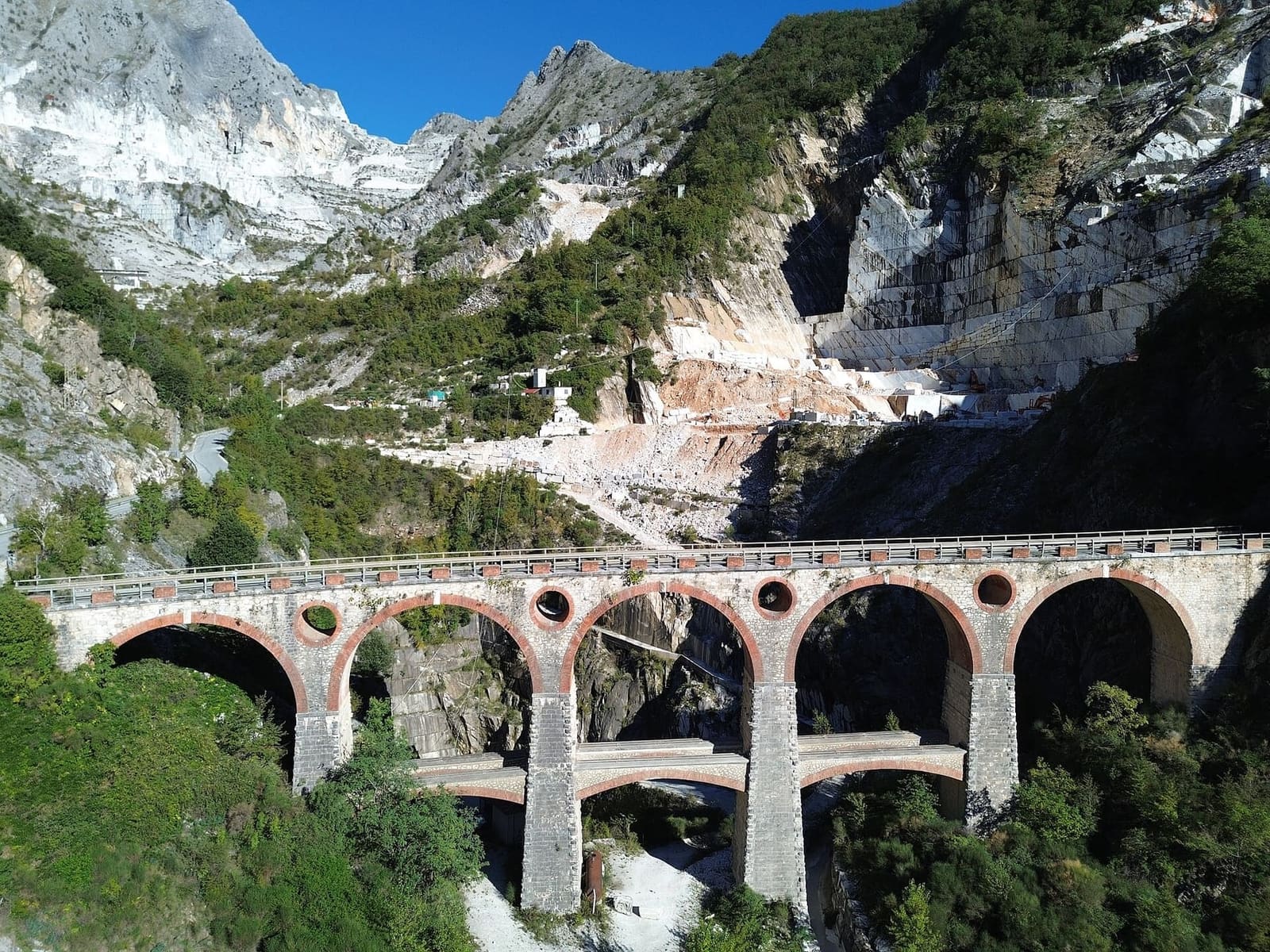 i Ponti di Vara della vecchia ferrovia marmifera visti dall'alto, sotto le pareti delle cave