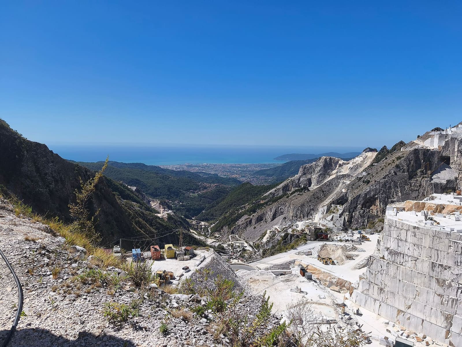 le cave di Fantiscritti con la valle che scende verso Carrara e il mare della Versilia