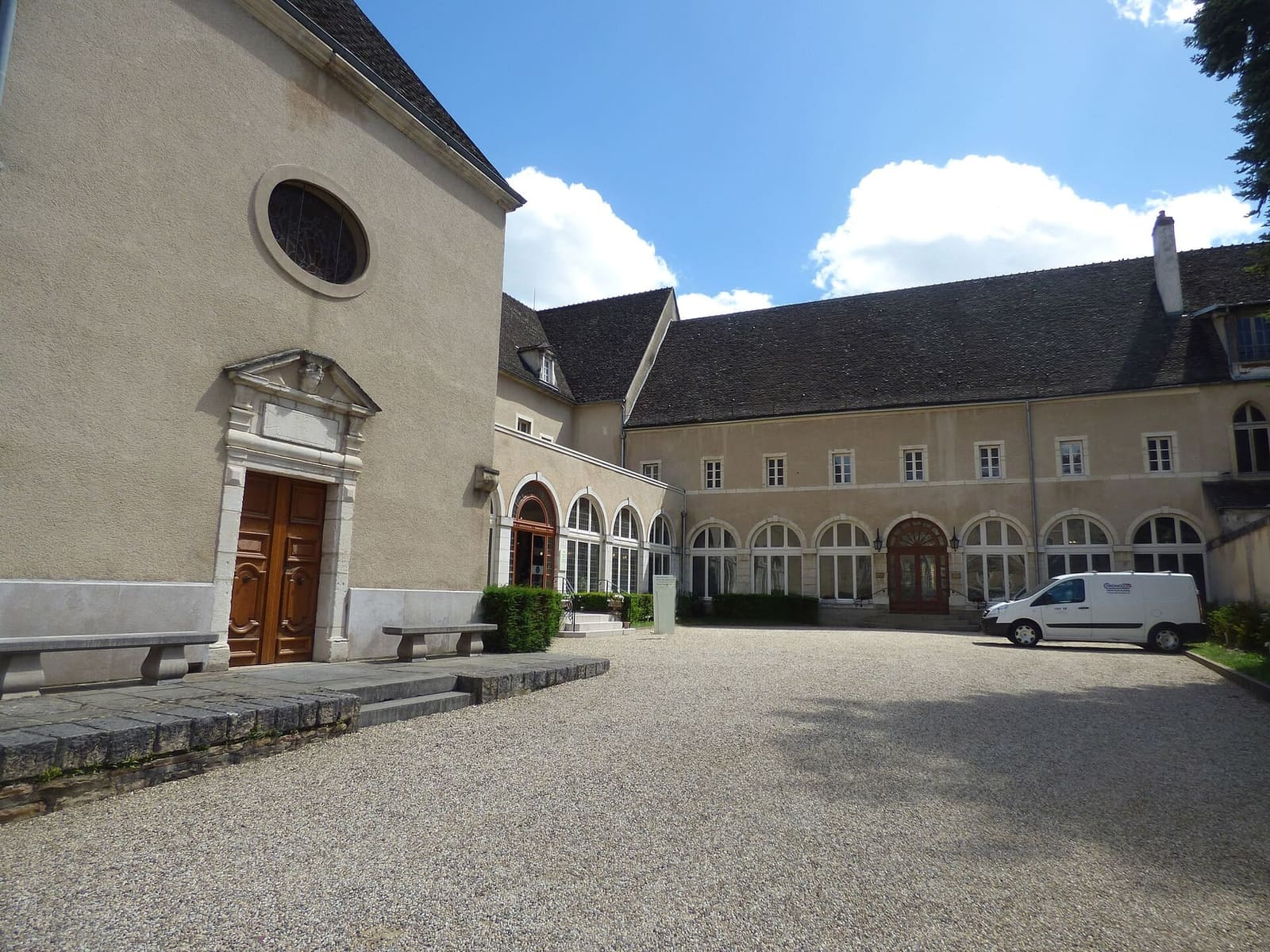 il cortile del convento delle Visitandine, dove comincia la visita