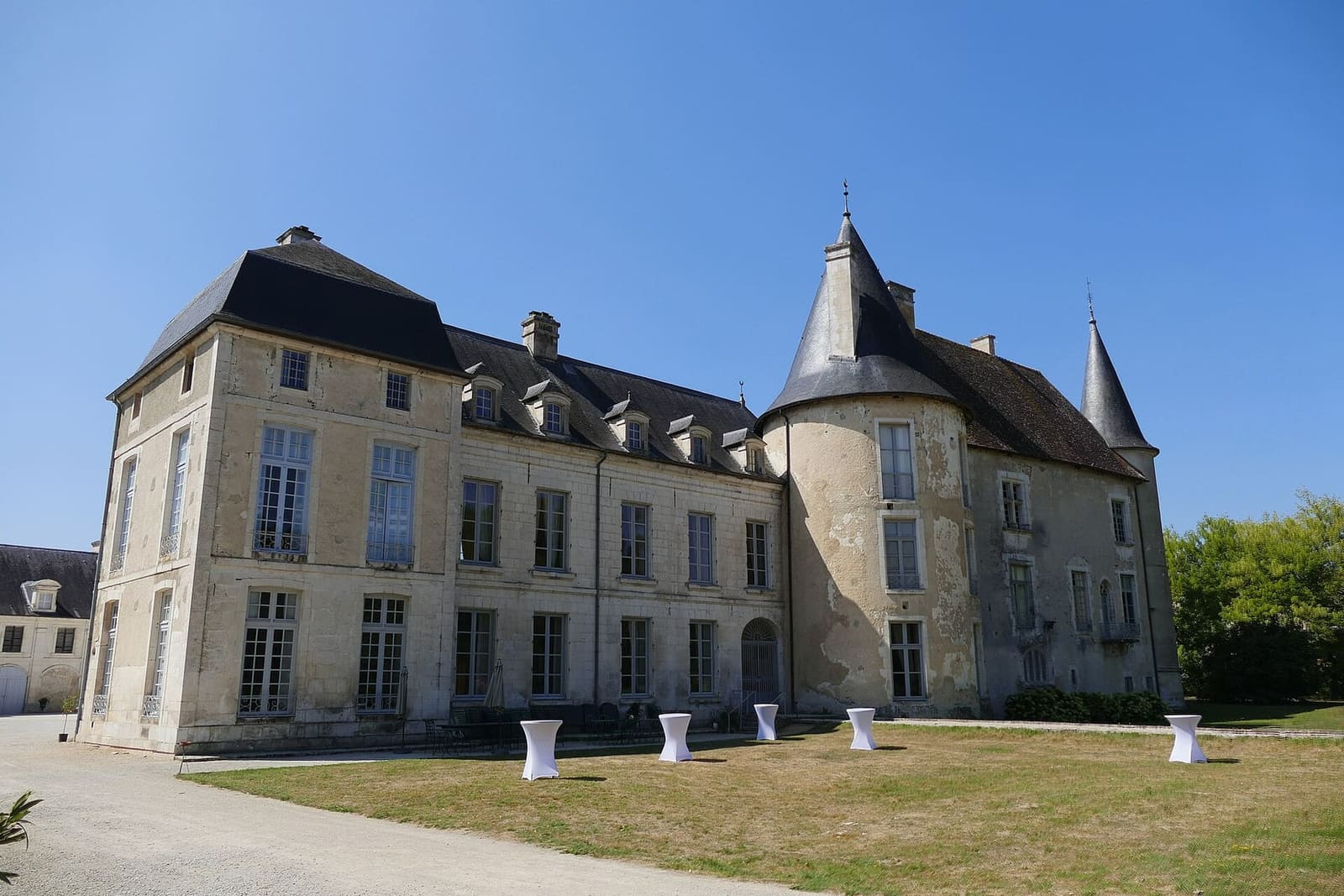 le château de Ricey-Bas aux Riceys, avec la tour ronde d'angle et la pelouse devant