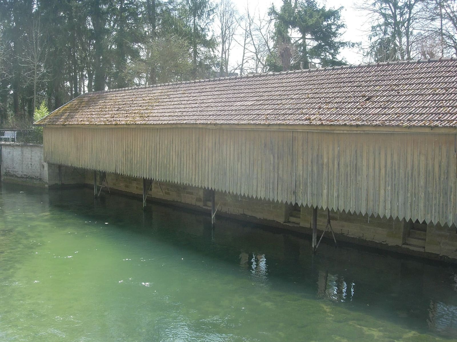 le lavoir couvert d'Essoyes sur l'Ource, avec son toit de tuiles et ses parois de bois