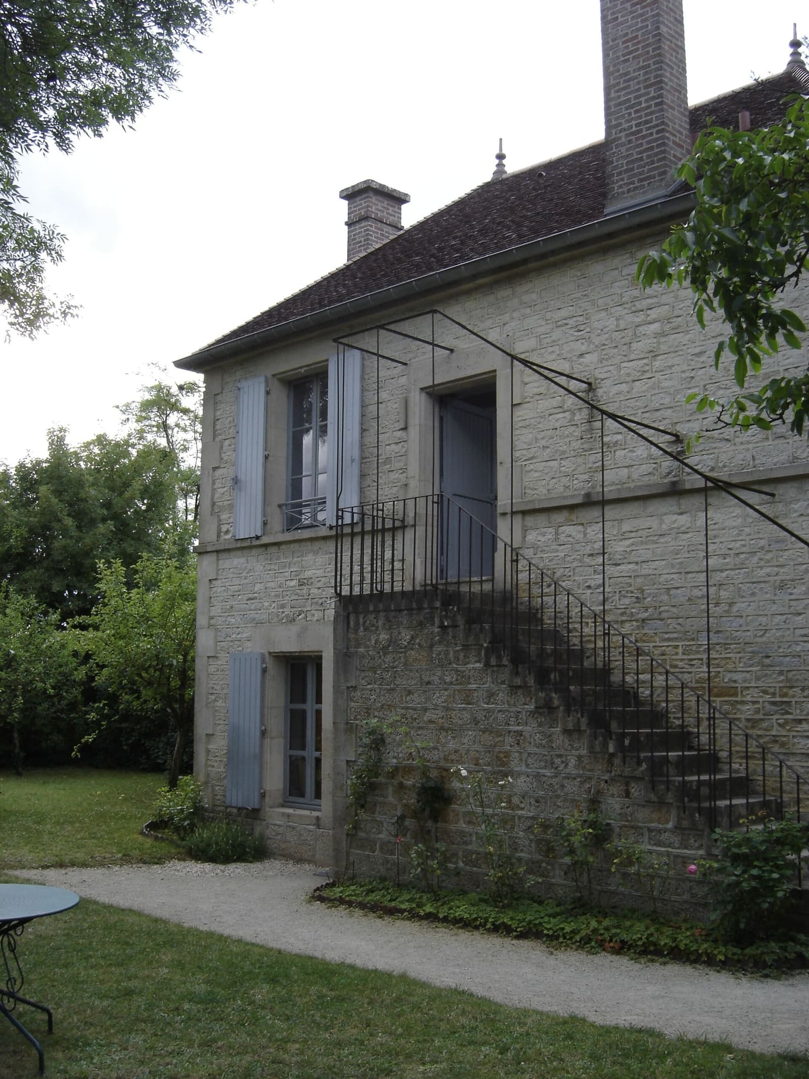 l'atelier de Renoir à Essoyes, la maison de pierre avec l'escalier extérieur et le jardin