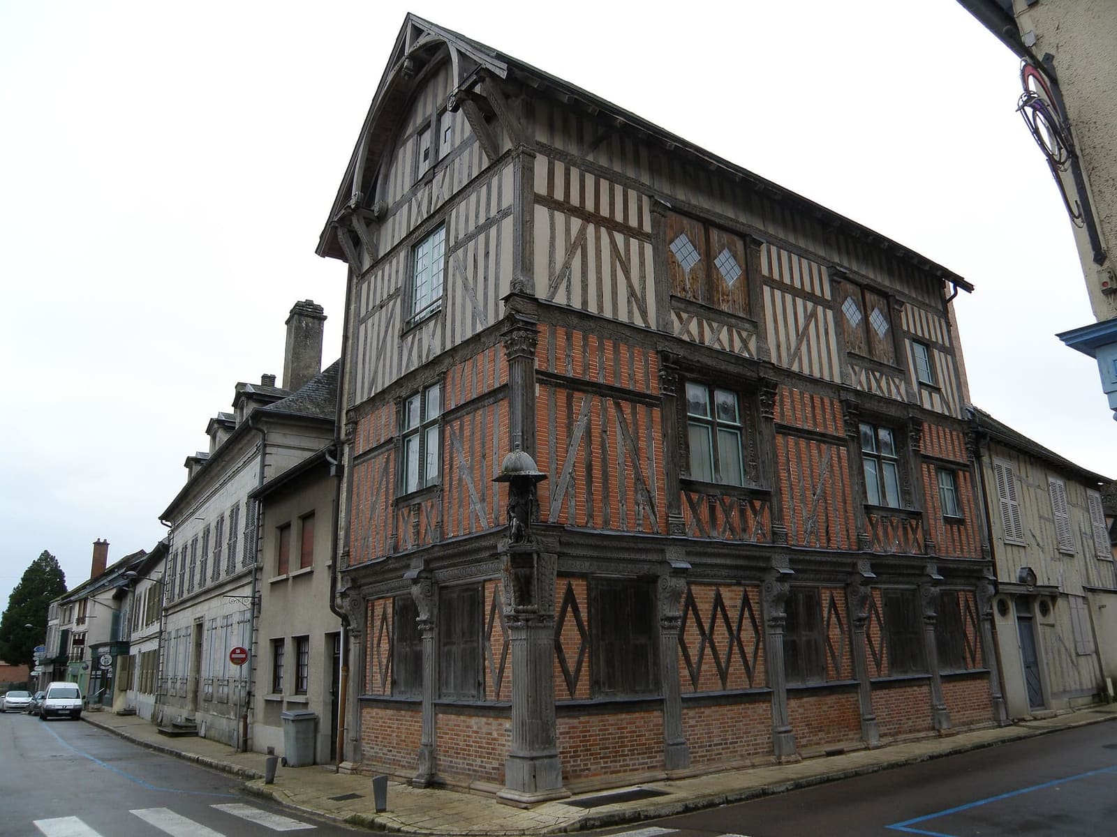 une maison à pans de bois à l'angle de la rue de la République, dans le centre de Bar-sur-Seine
