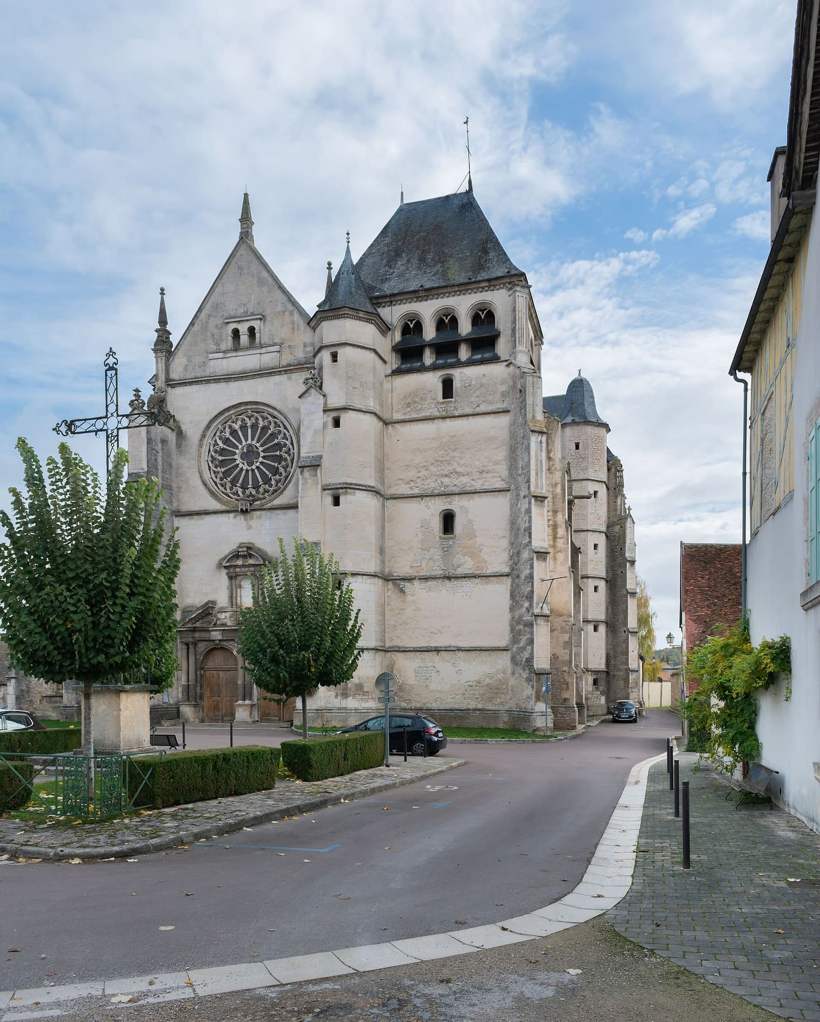 l'église Saint-Étienne de Bar-sur-Seine, avec la rosace de la façade et le clocher