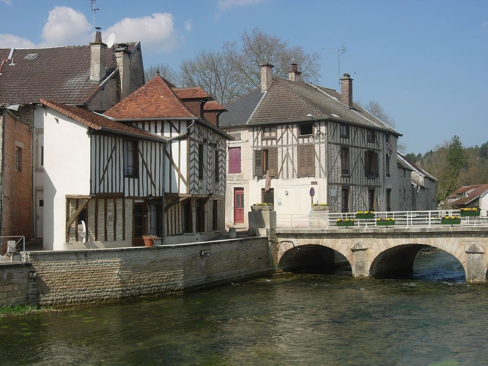 les maisons à pans de bois d'Essoyes sur l'Ource, à côté du pont de pierre à deux arches