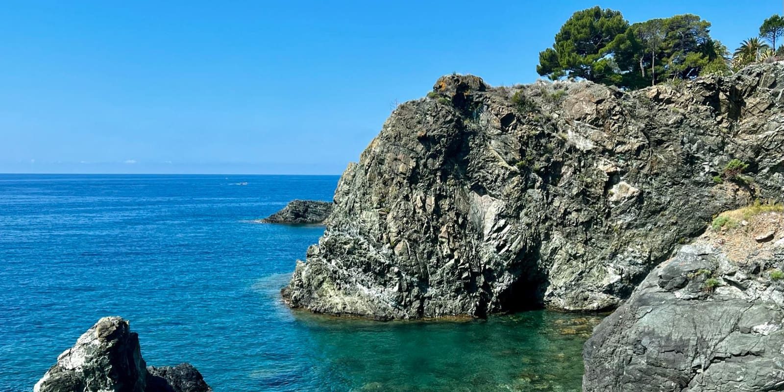 la caletta sotto lo sperone di roccia, vista dal tratto scoperto della pista