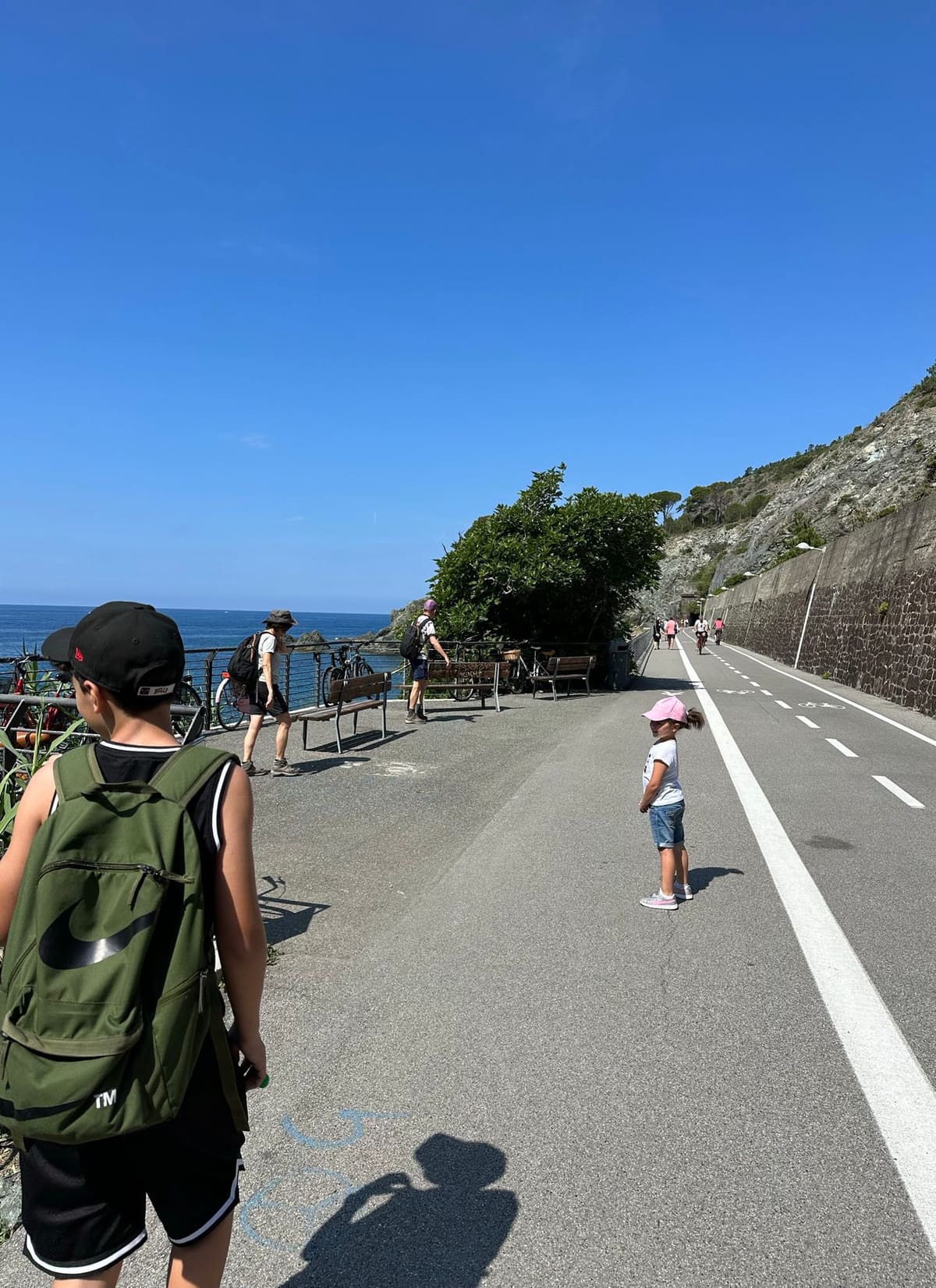 il tratto all'aperto fra due gallerie, con le rastrelliere, le panchine e il mare a lato