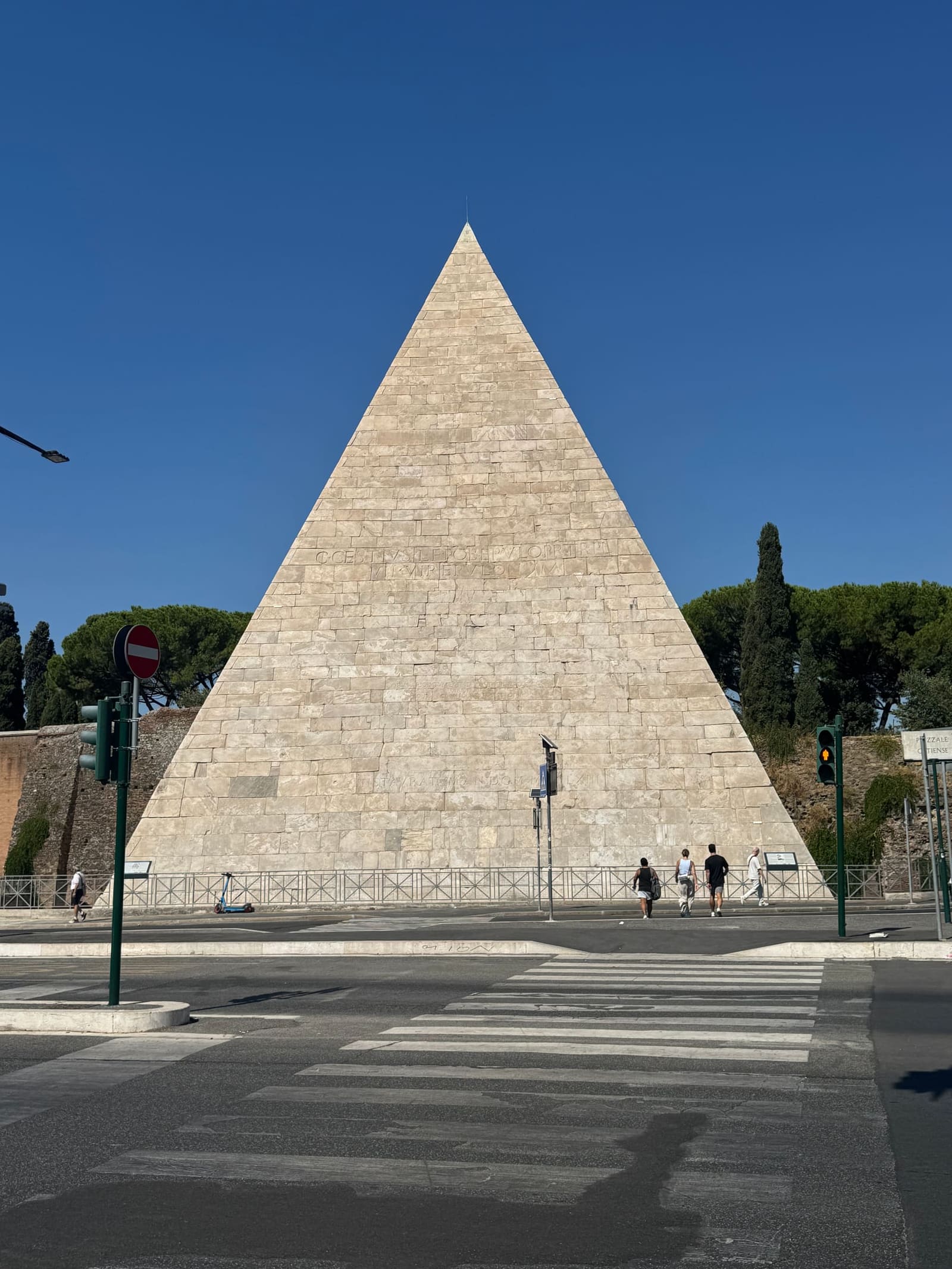 la Piramide di Caio Cestio vista da piazzale Ostiense, con l'iscrizione antica incisa sul rivestimento di marmo