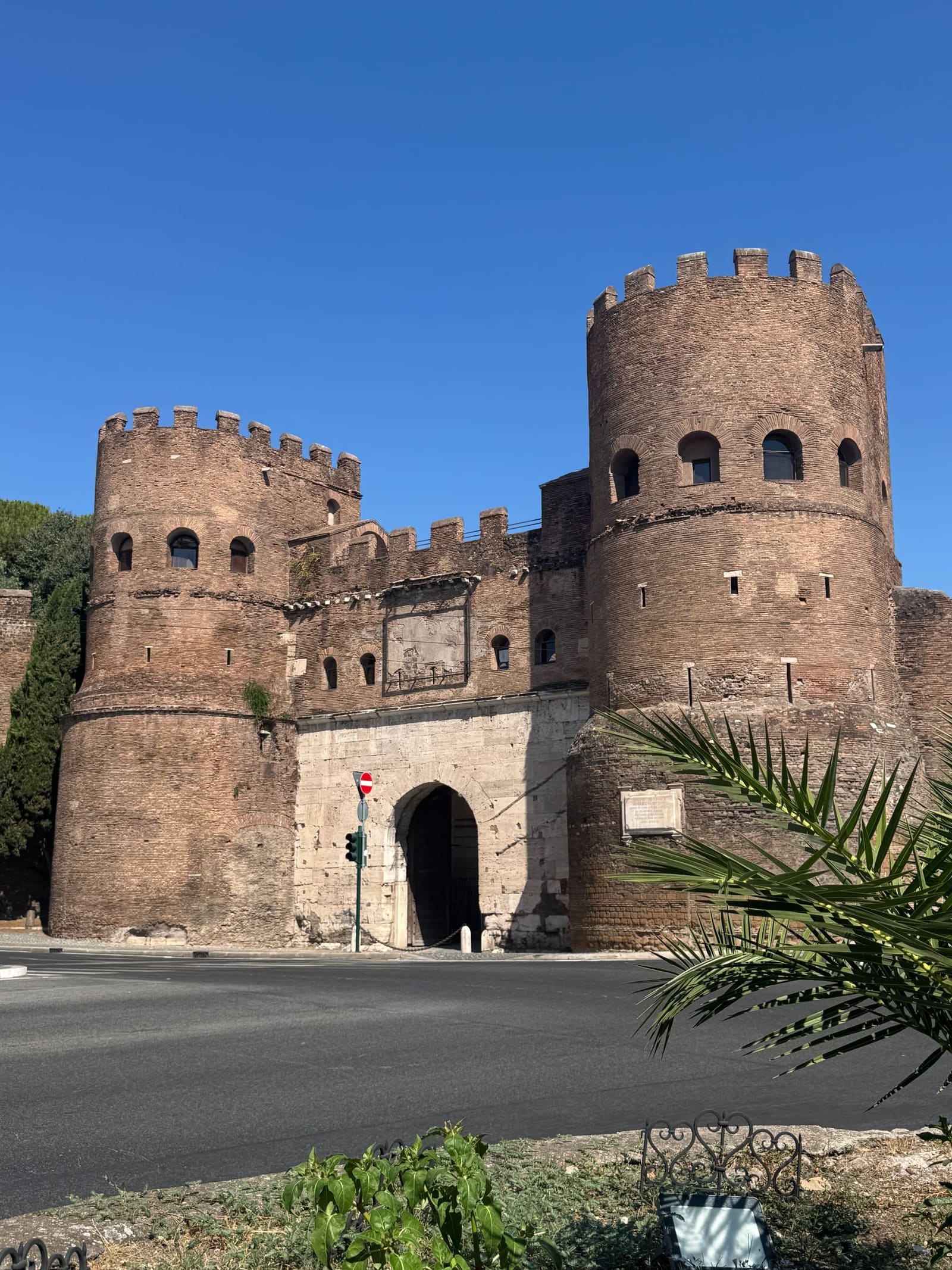 Porta San Paolo, il fornice unico fra le due torri cilindriche merlate delle Mura Aureliane, vista da piazzale Ostiense