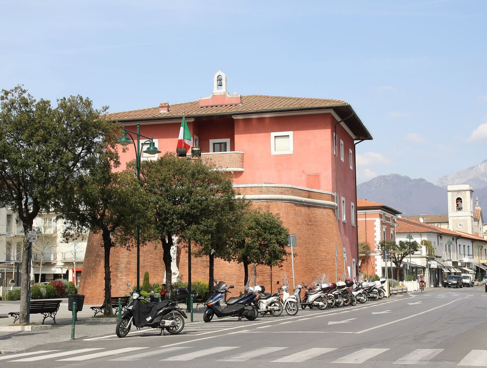 le Fortino, le fort lorrain achevé en 1788, sur la piazza Garibaldi avec les Apuanes derrière
