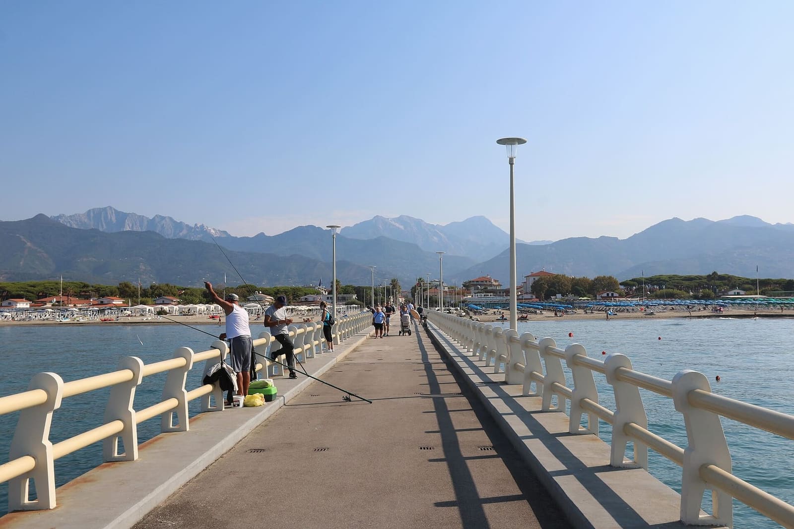il pontile di Forte dei Marmi con le Apuane bianche dietro la spiaggia