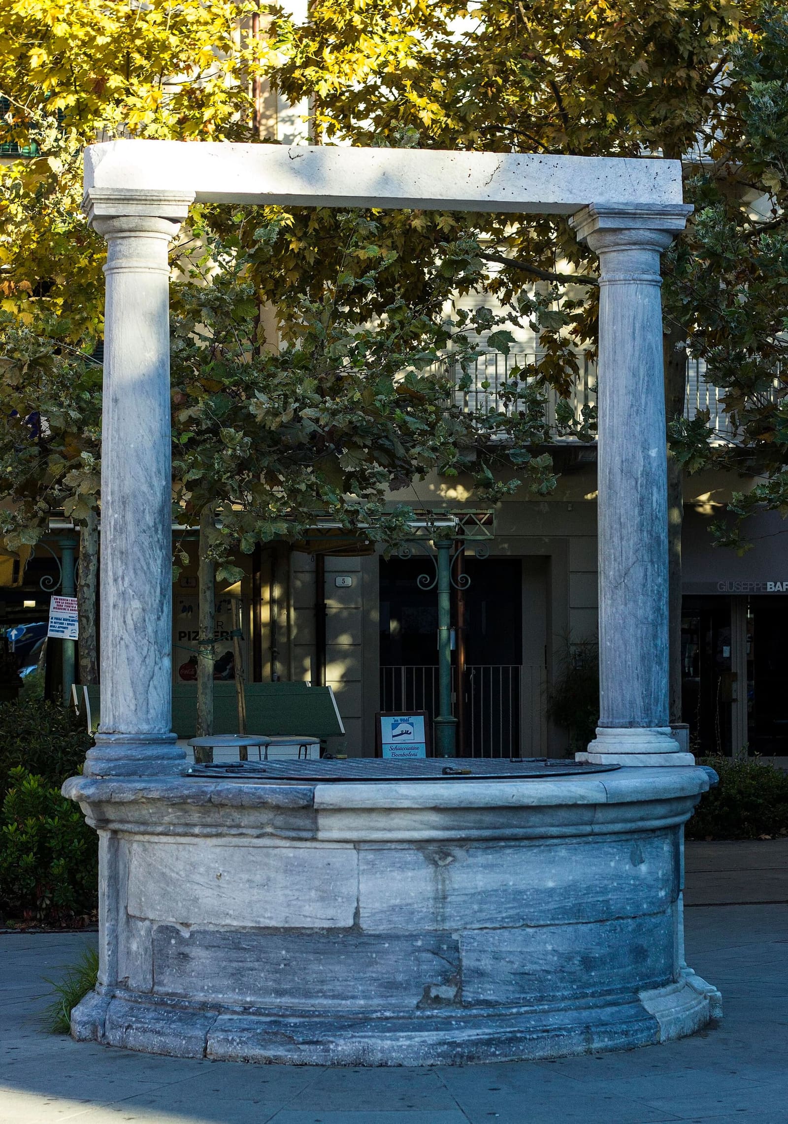 le puits en marbre de la piazza Garibaldi, l'un des symboles de Forte dei Marmi