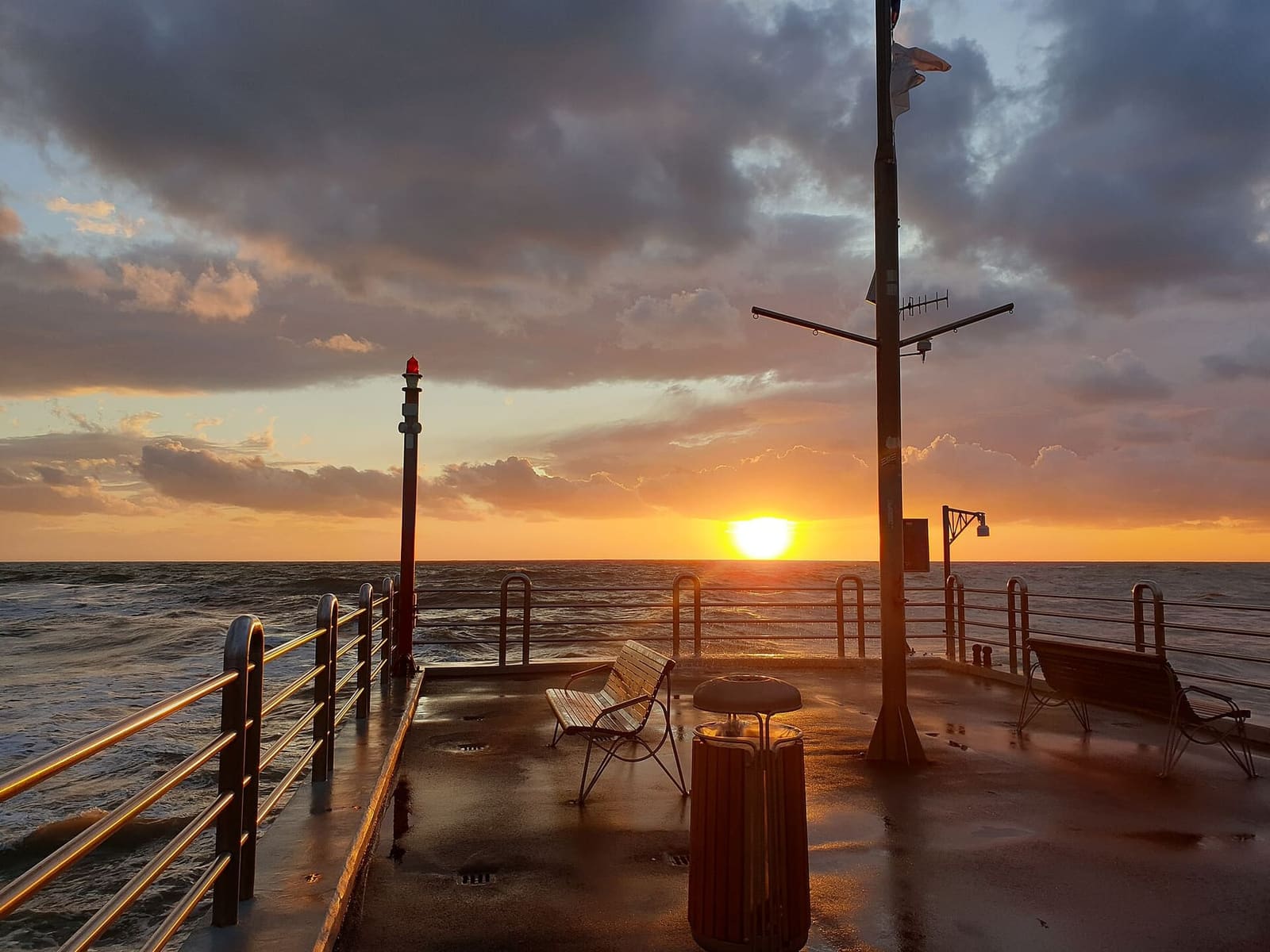 le coucher du soleil sur la mer depuis le bout de la jetée