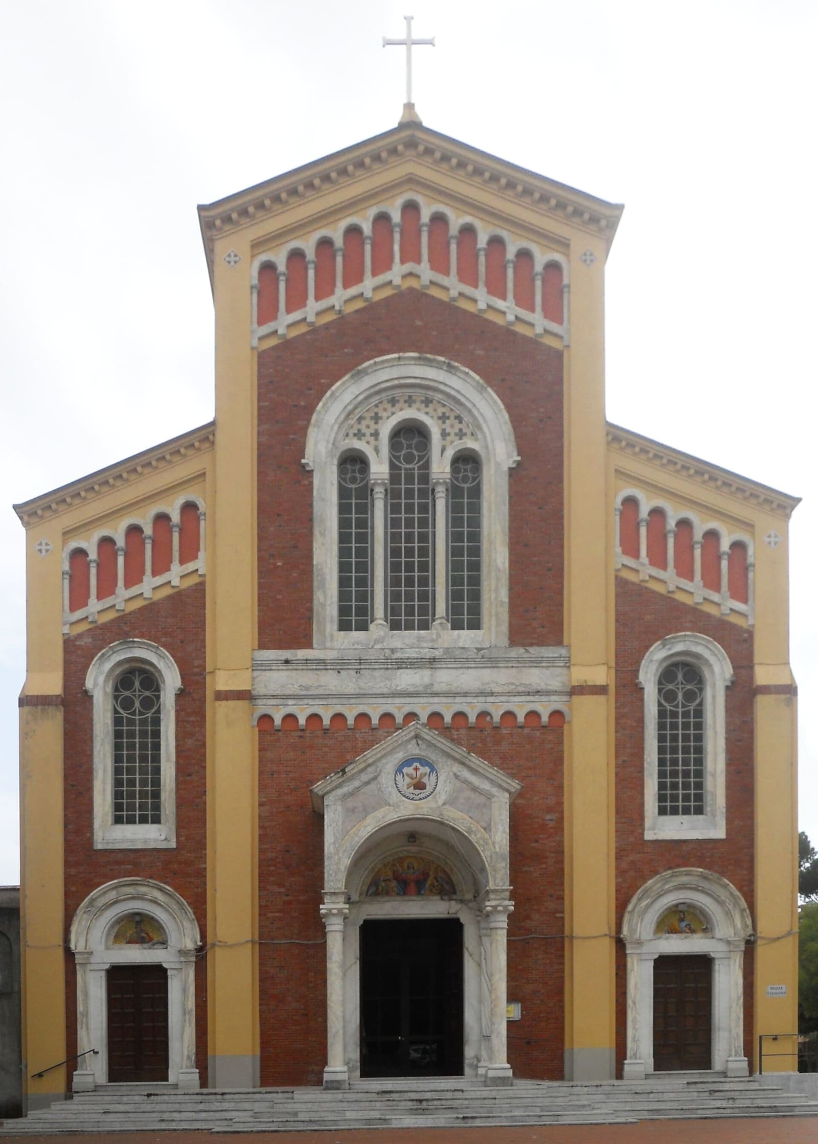 la façade de l'église de San Francesco à Vittoria Apuana