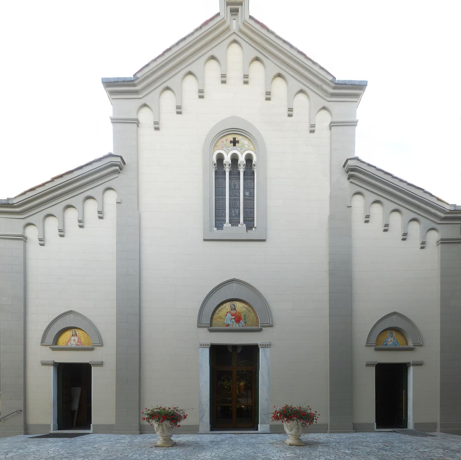 la façade de l'église de Sant'Ermete, l'église paroissiale de Forte dei Marmi