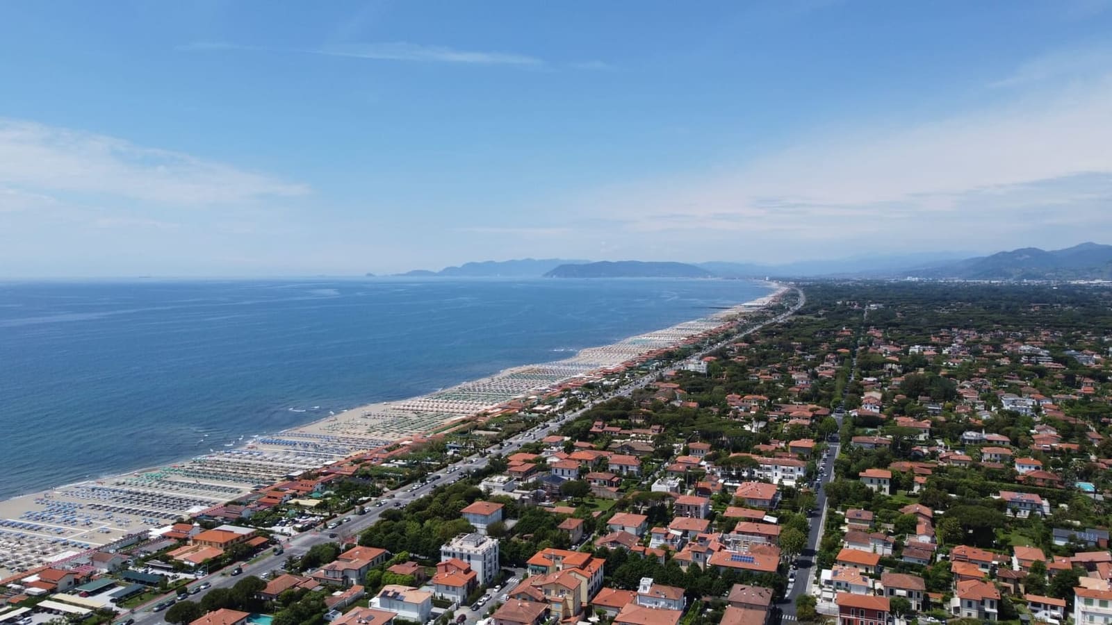 la longue plage de Forte dei Marmi vue d'en haut vers le nord, avec les promontoires de la Ligurie au fond