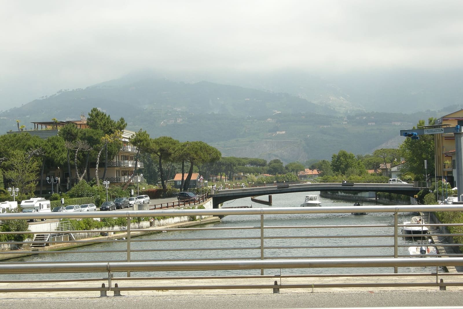 l'embouchure du Versilia au Cinquale vue du pont, avec les bateaux amarrés le long des rives