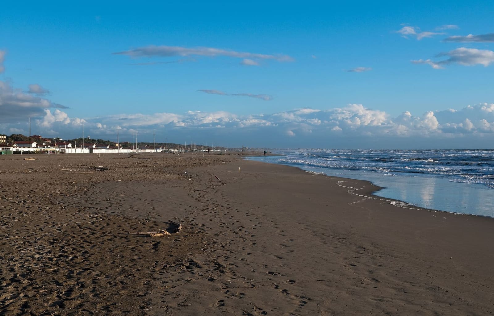 la large plage et le bord de l'eau de Forte dei Marmi par une journée claire
