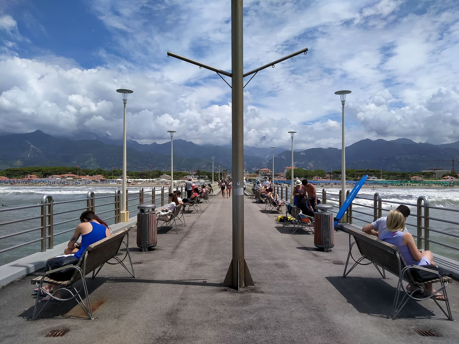 les bancs le long de la jetée, avec les Apuanes dans les nuages