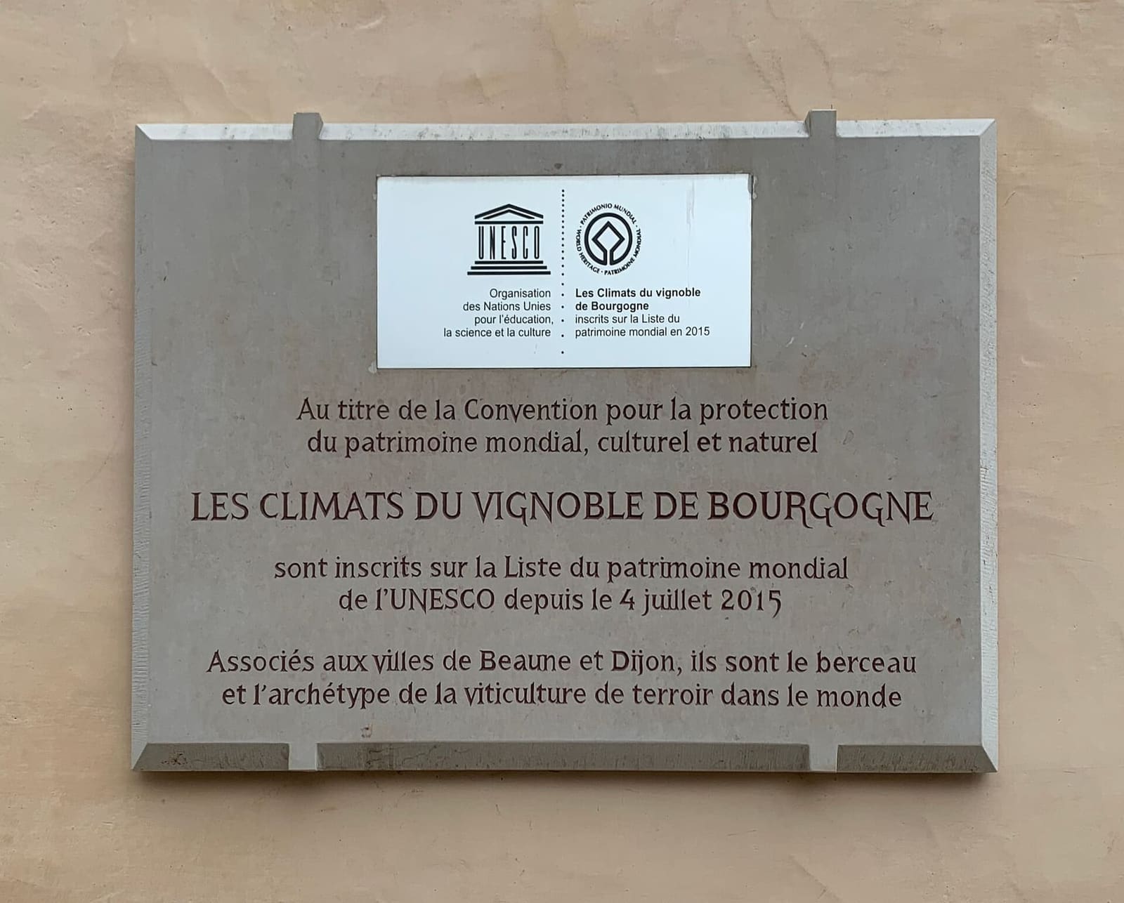 la targa dell'UNESCO dei Climats del vigneto di Borgogna, a Beaune