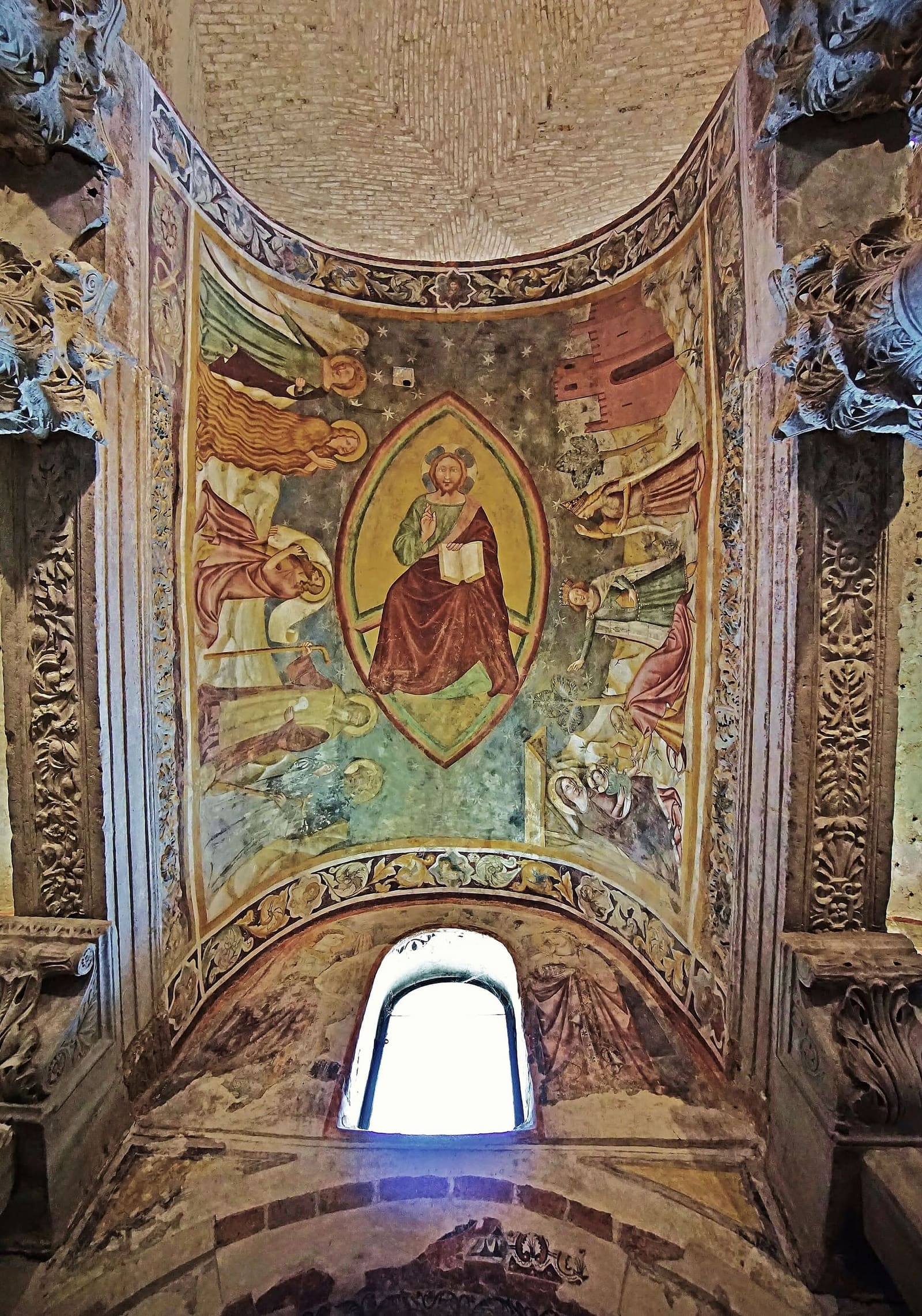 le Christ dans la mandorle peint à fresque au XIVe siècle sur la voûte du presbytère du Tempietto longobardo