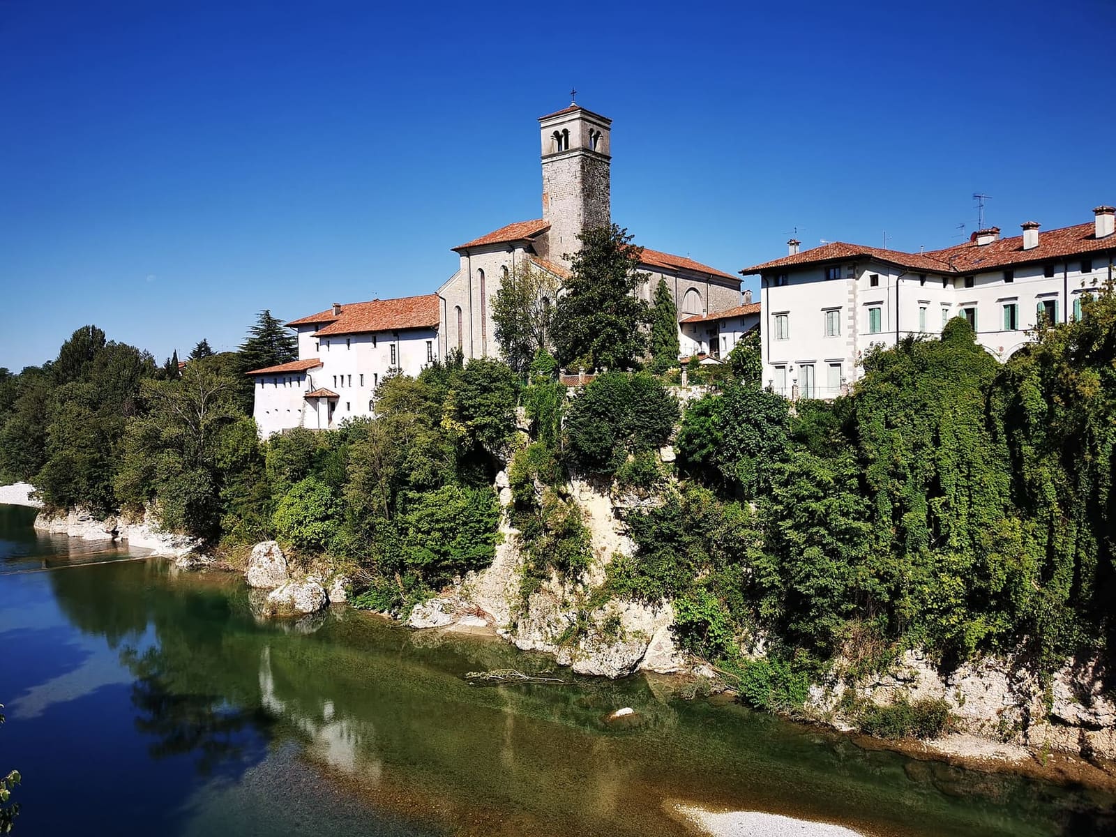 le Duomo et les maisons de Cividale au bord de la gorge du Natisone