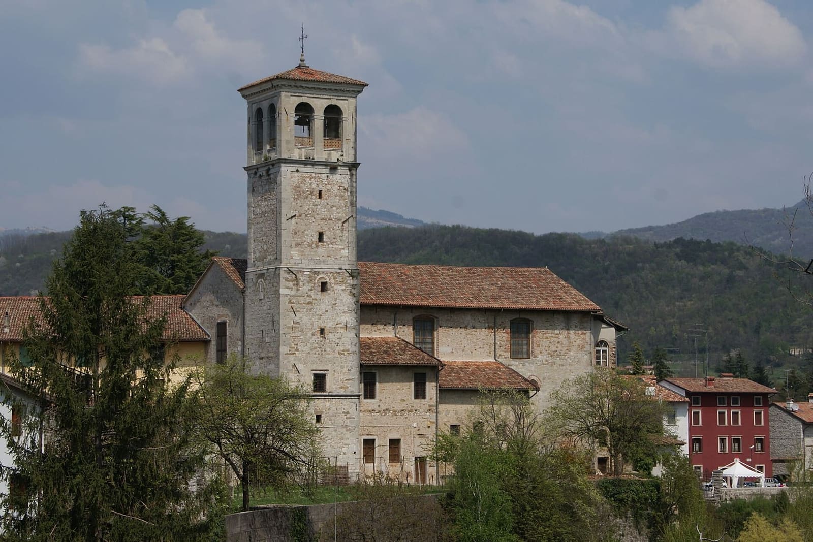 le monastère de Santa Maria in Valle avec le campanile, où se trouve le Tempietto longobardo