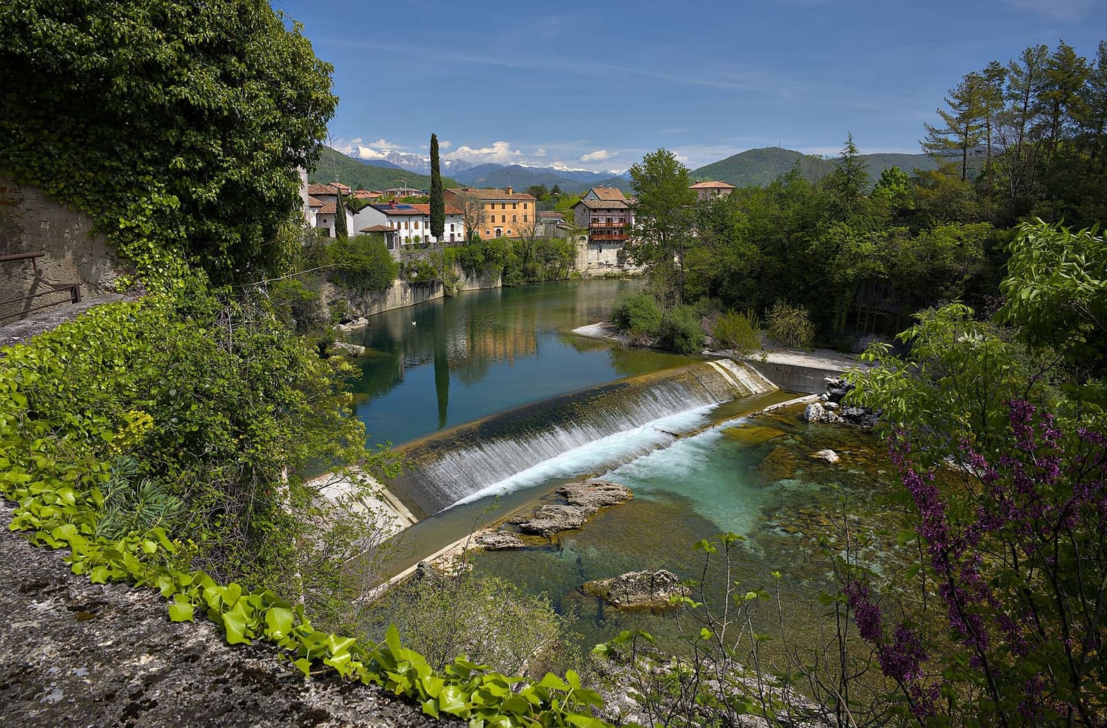 le Natisone avec le petit barrage au pied de la ville et les montagnes au fond