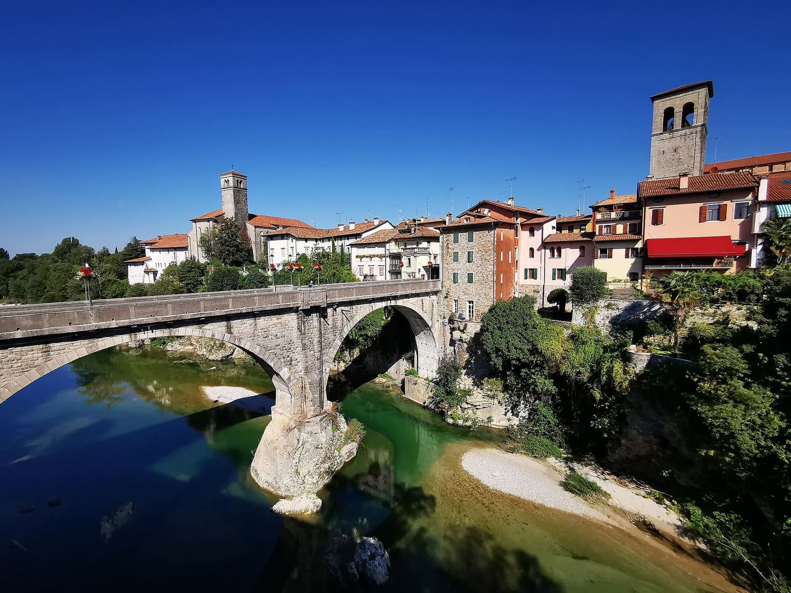 il Ponte del Diavolo sul Natisone, con le case di Cividale e il campanile del Duomo sopra il fiume