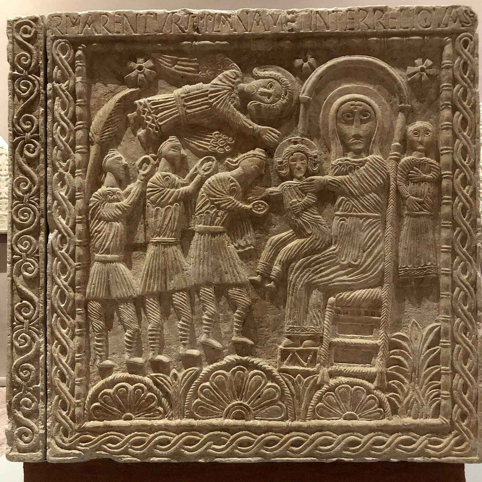 l'Adoration des Mages sculptée sur un côté de l'autel de Ratchis, du VIIIe siècle