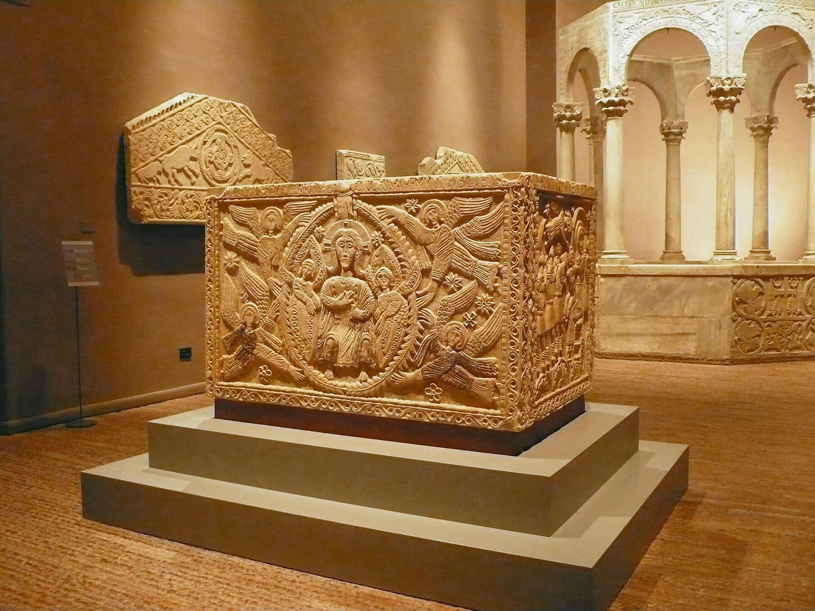 l'autel du duc Ratchis au Musée chrétien, avec le baptistère de Callixte derrière