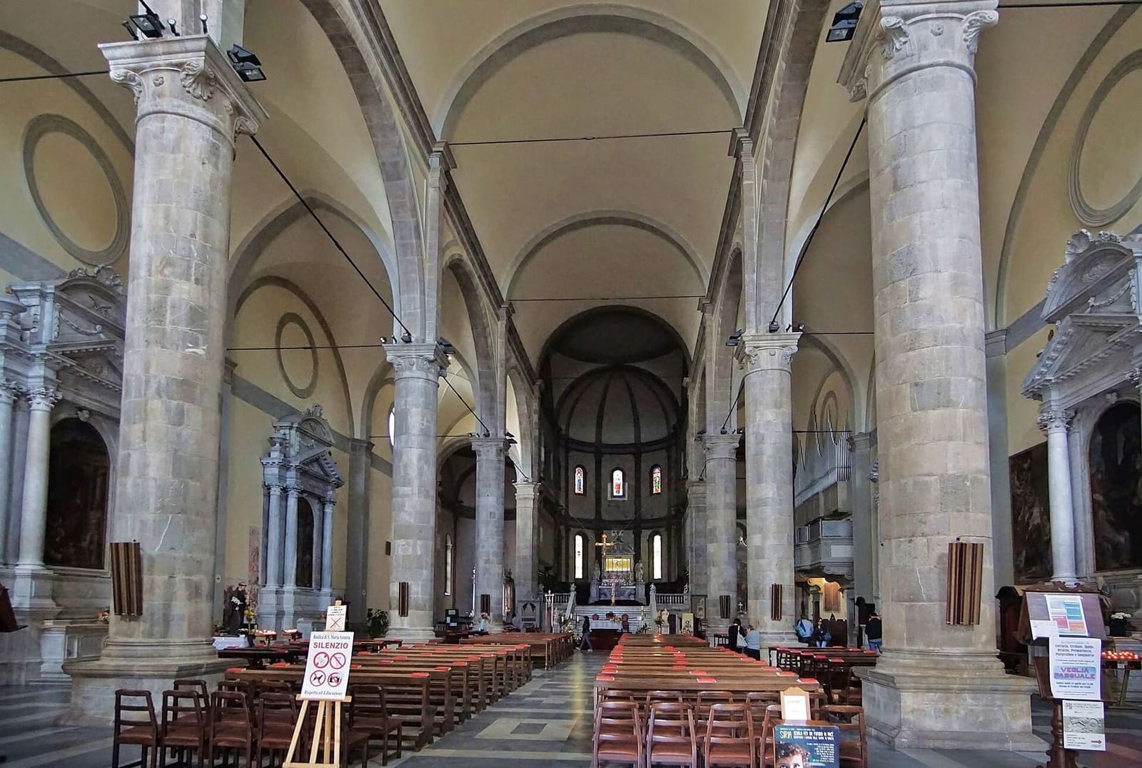 les nefs du Duomo de Cividale, rythmées par des colonnes de pierre grise
