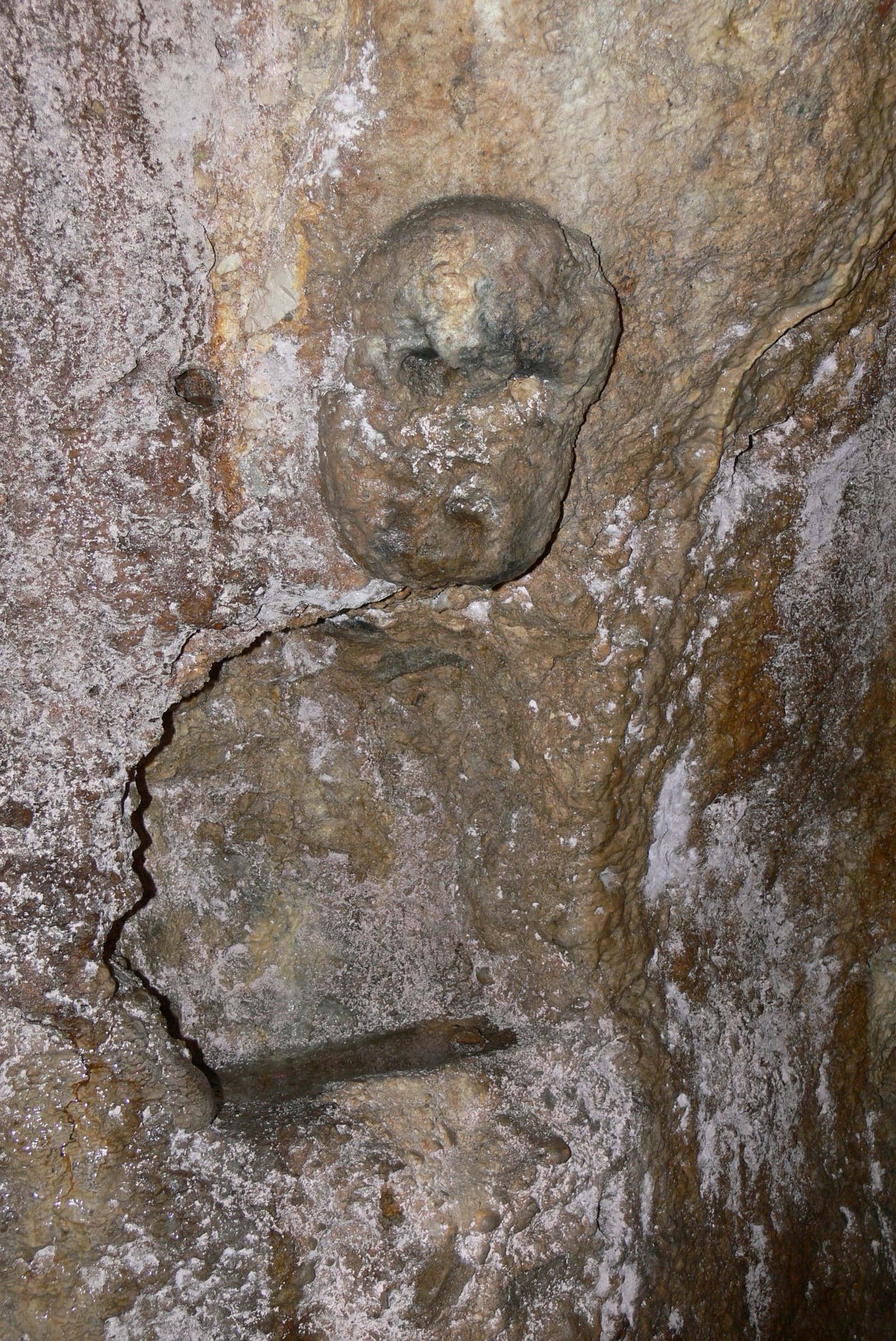 l'un des masques sculptés dans la roche de l'hypogée celtique