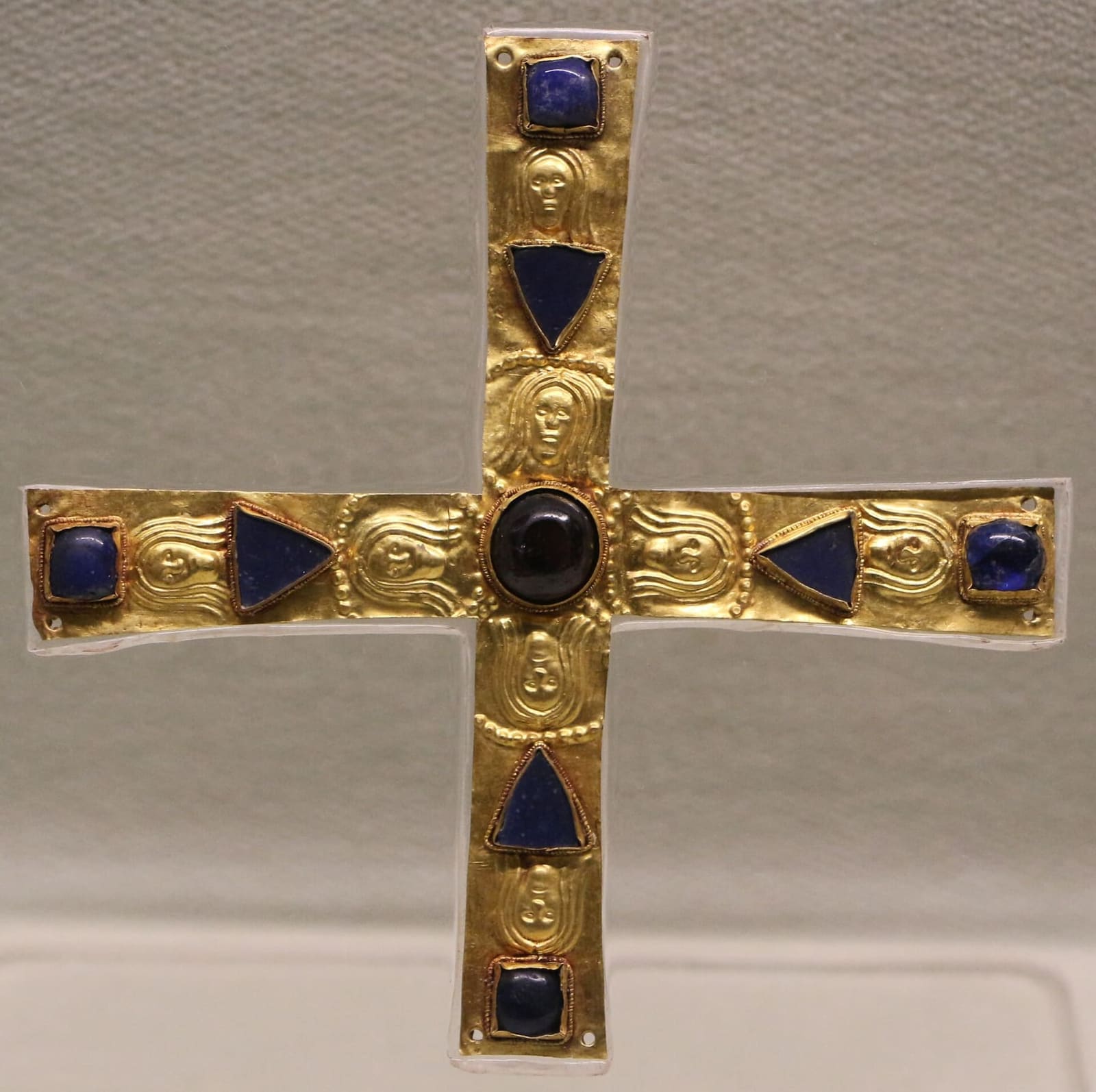 la croix d'or aux grenats et aux lapis-lazuli de la tombe dite de Gisulf, au Musée archéologique national