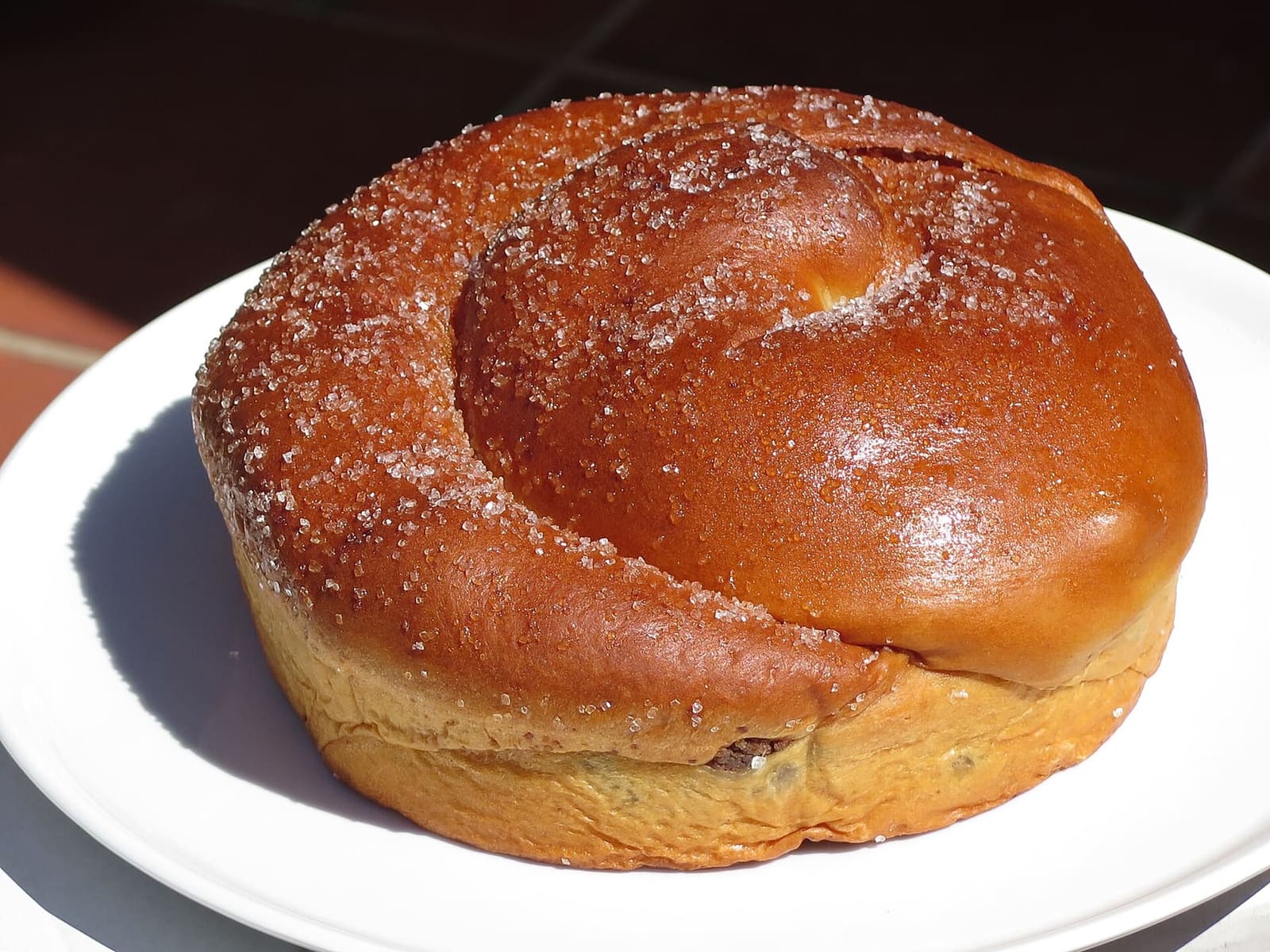 la gubana des vallées du Natisone, le gâteau de pâte levée farci de noix, de raisins secs et de pignons