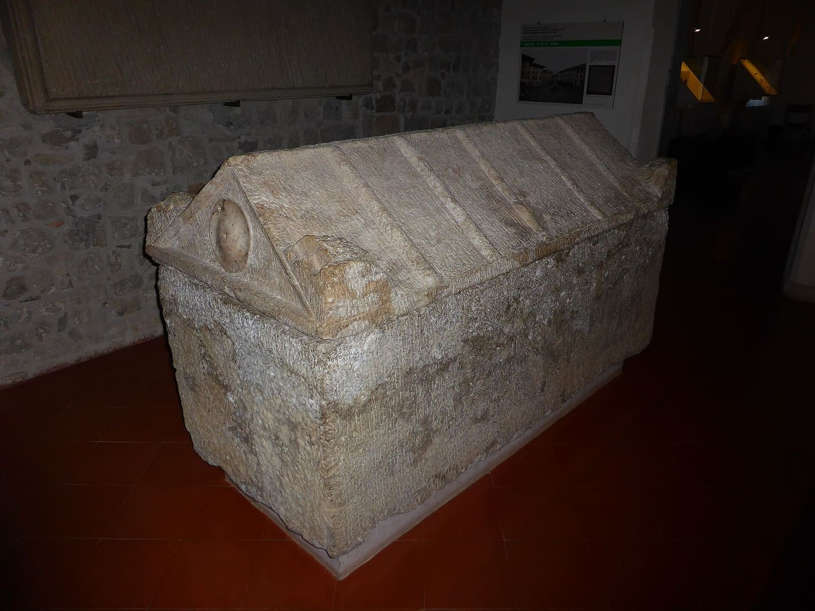 le sarcophage dit du duc Gisulf au Musée archéologique national