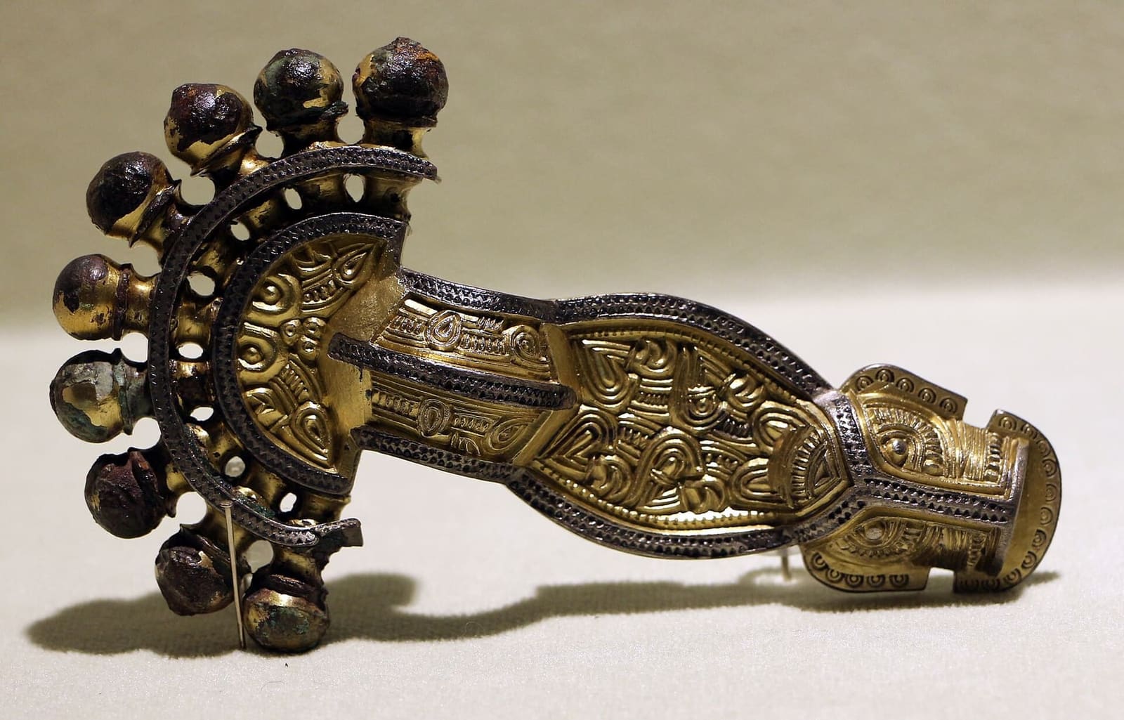 une paire de fibules lombardes à étrier du VIe siècle de la nécropole Cella