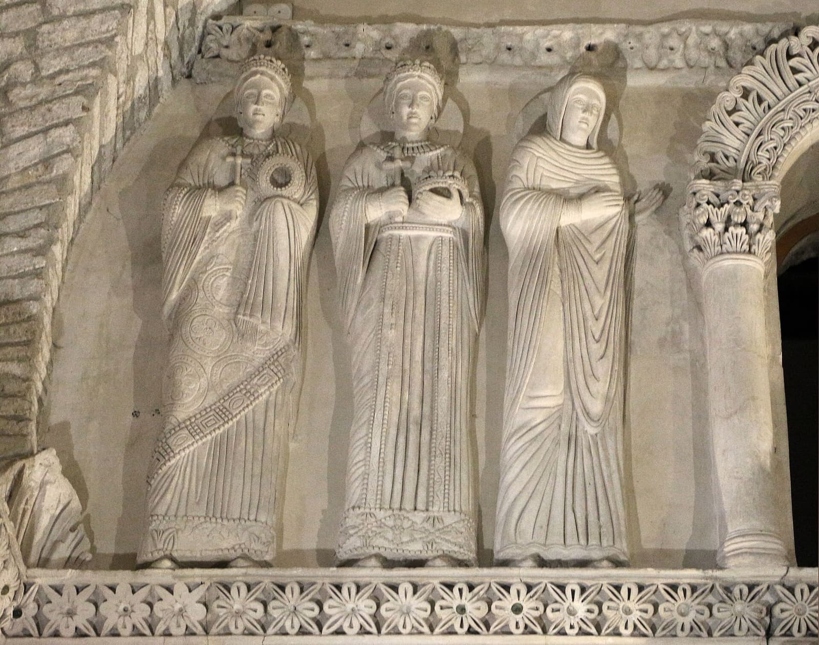 les saintes en stuc du VIIIe siècle dans le Tempietto longobardo