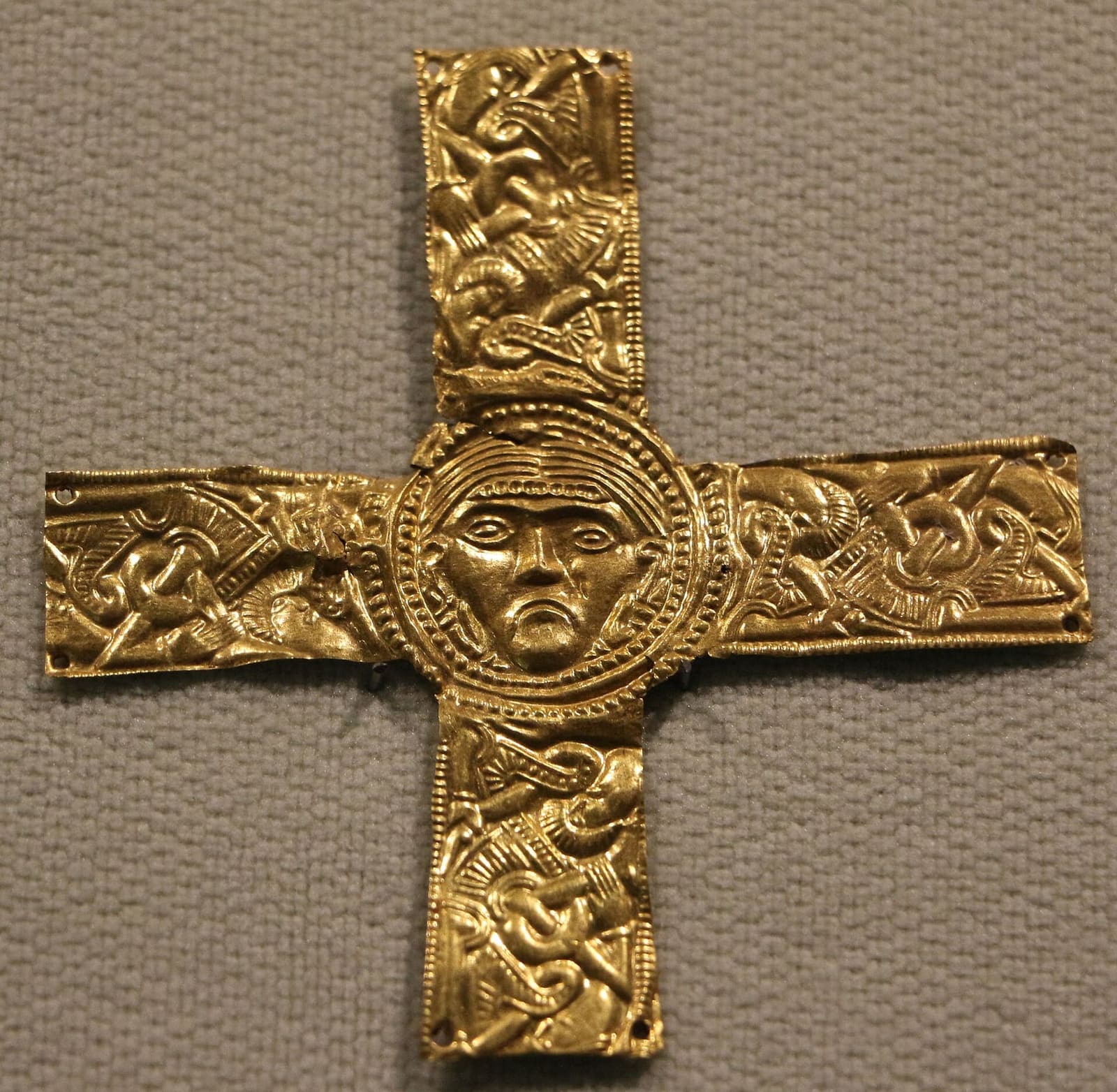 une croix lombarde en feuille d'or repoussée de la nécropole de Santo Stefano in Pertica