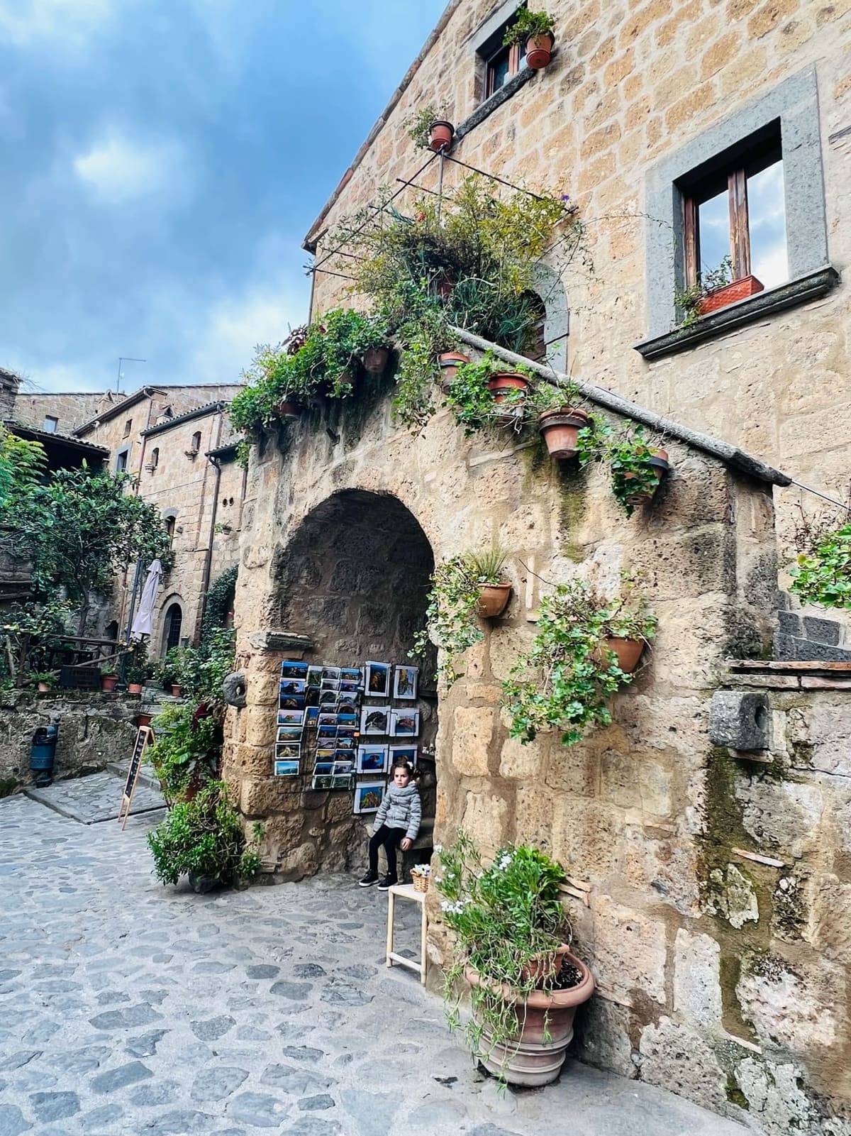 l'arco con le piante appese e le cartoline in vendita, poco dentro la porta