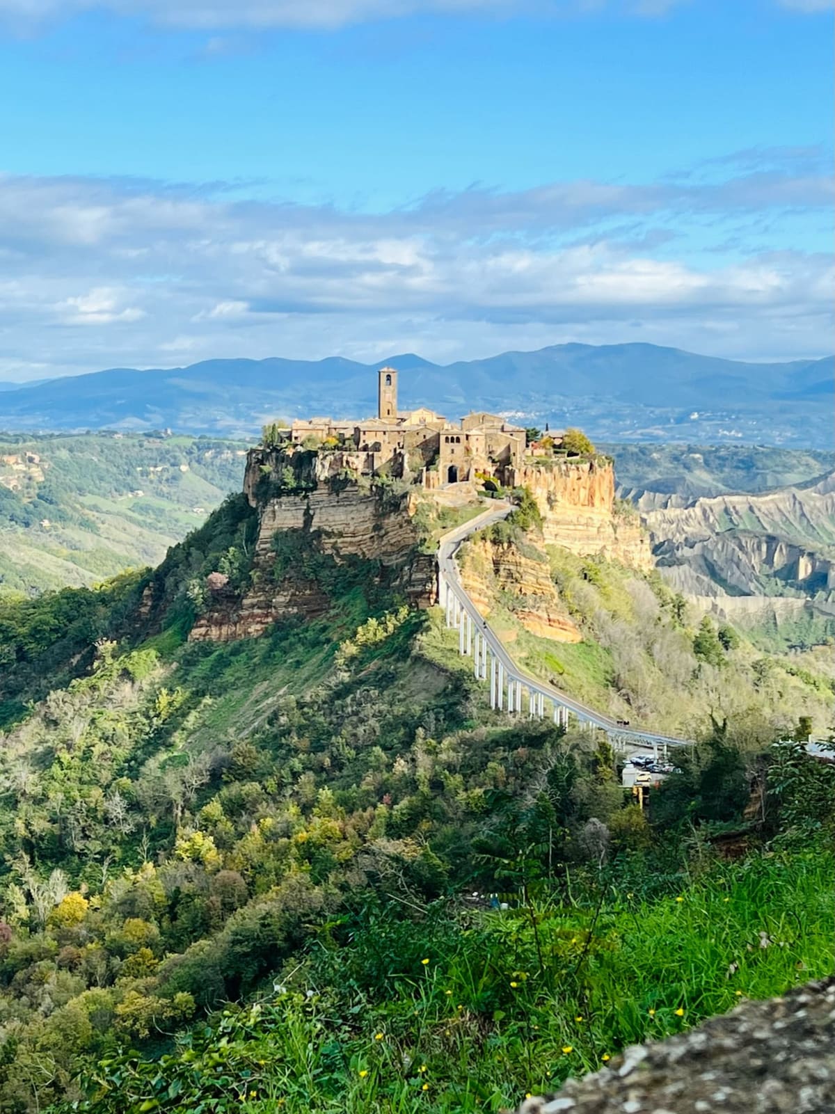 Civita e la sua rupe di tufo dal belvedere di Bagnoregio, con la valle dei calanchi intorno