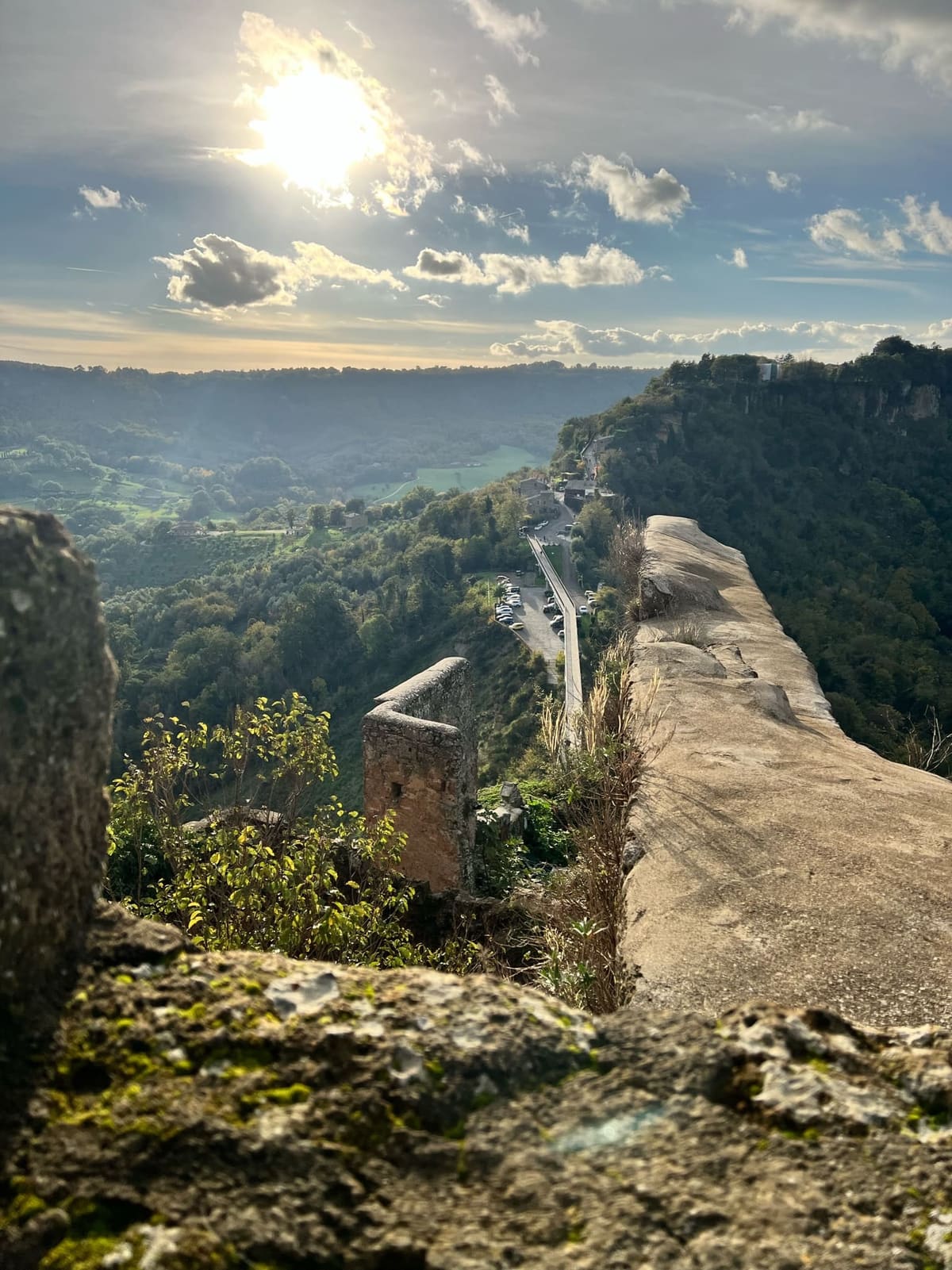 la valle dei calanchi controluce, con il sole basso sopra il crinale